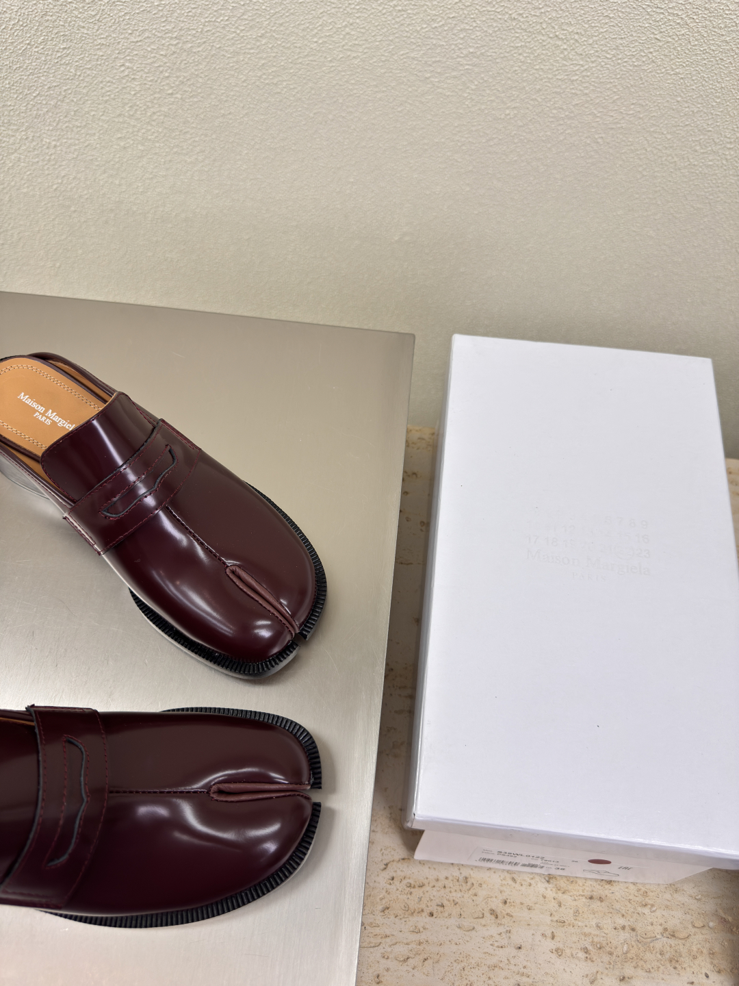 MM6 Maison Margiela: Innovative Italian Fashion with Experimental Designs - 图片 4