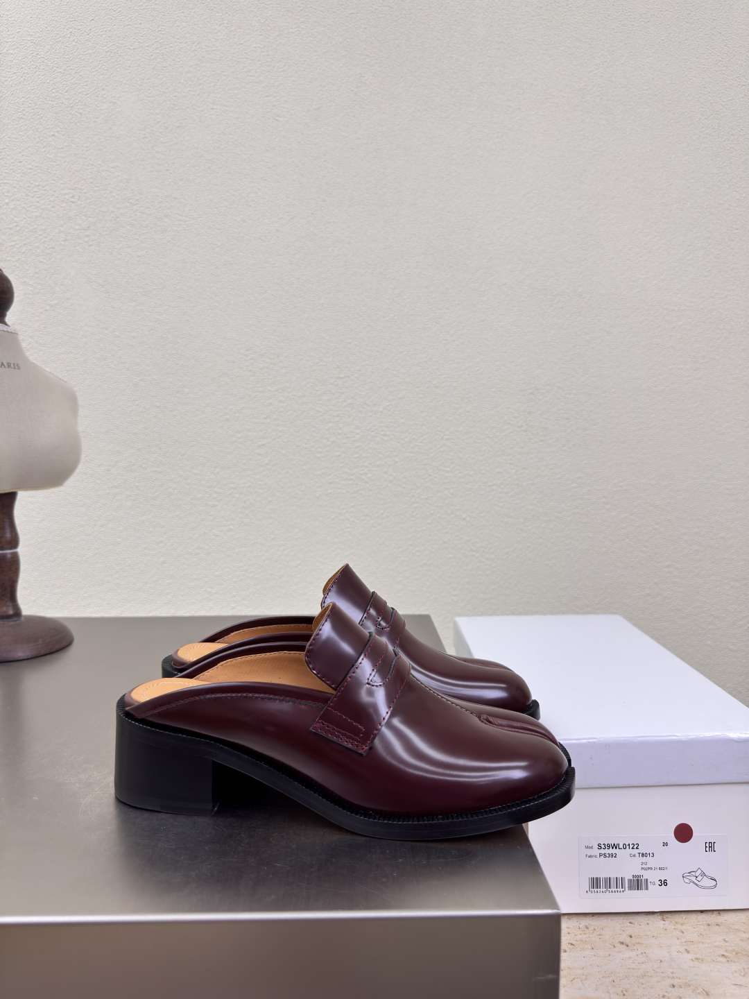 MM6 Maison Margiela: Innovative Italian Fashion with Experimental Designs - 图片 5
