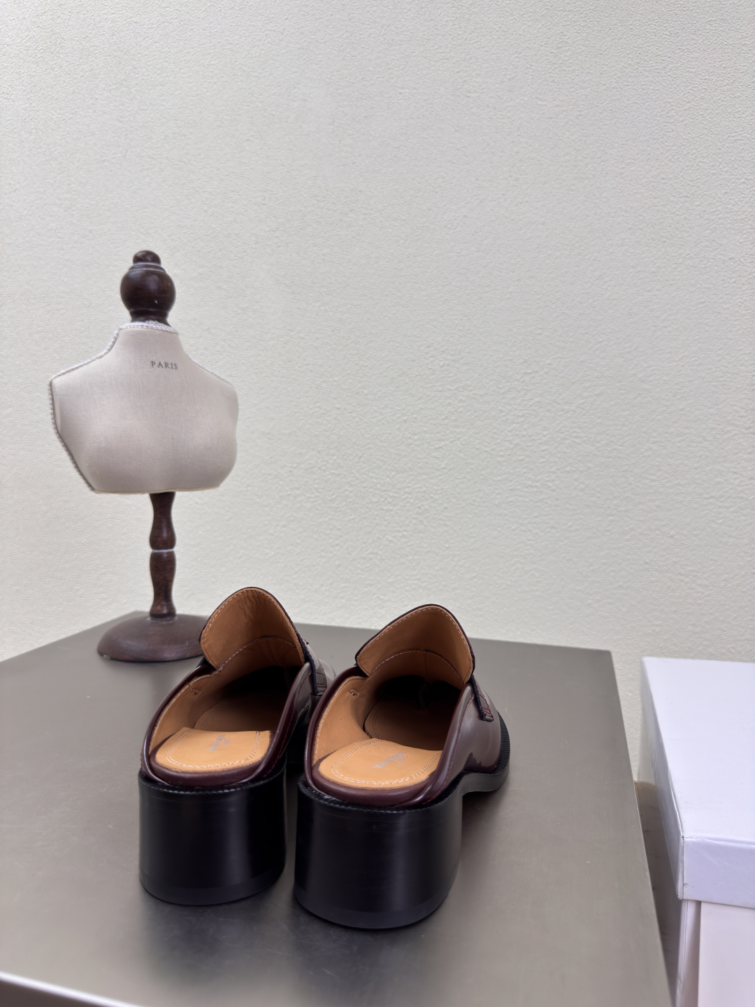 MM6 Maison Margiela: Innovative Italian Fashion with Experimental Designs - 图片 6