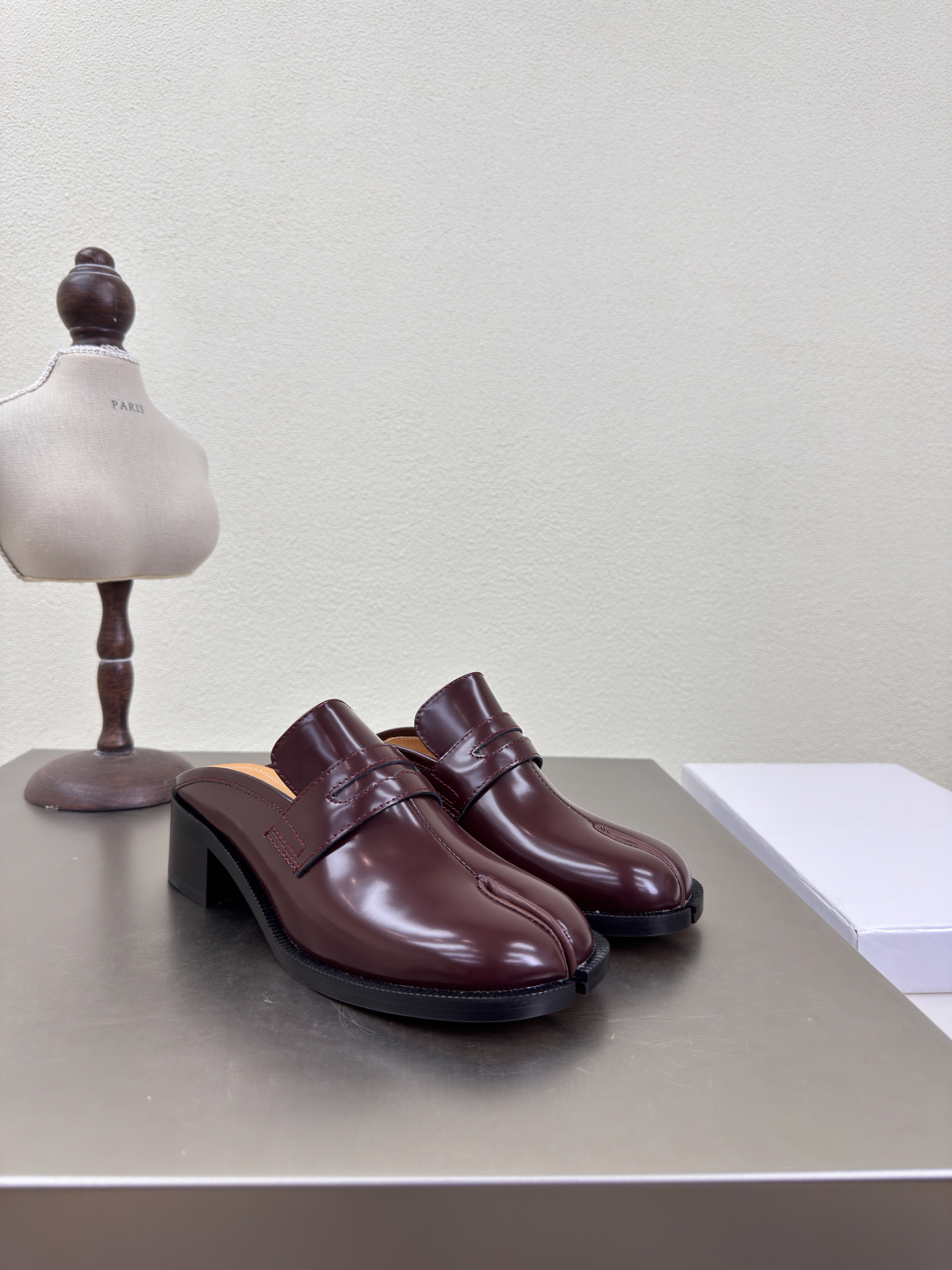 MM6 Maison Margiela: Innovative Italian Fashion with Experimental Designs - 图片 3