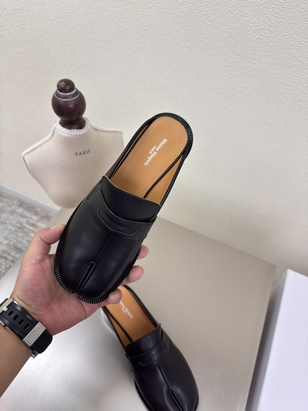 MM6 Maison Margiela: Innovative Fashion with Leather and Italian Style - 图片 4