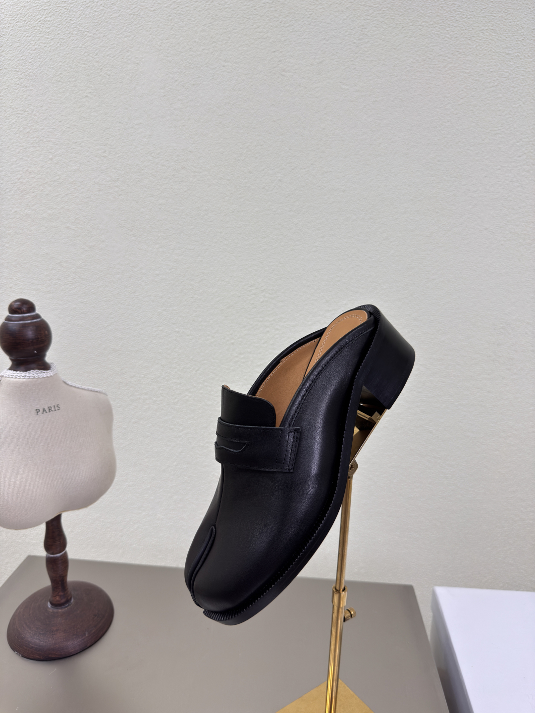 MM6 Maison Margiela: Innovative Fashion with Leather and Italian Style - 图片 8