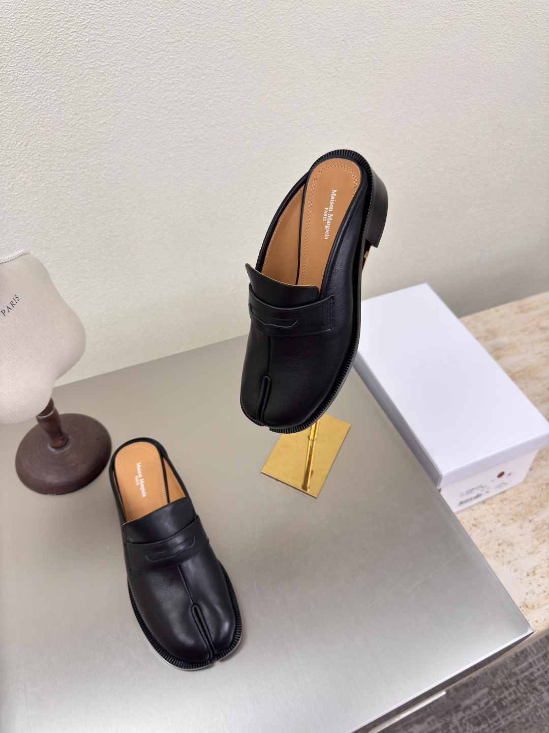 MM6 Maison Margiela: Innovative Fashion with Leather and Italian Style - 图片 9