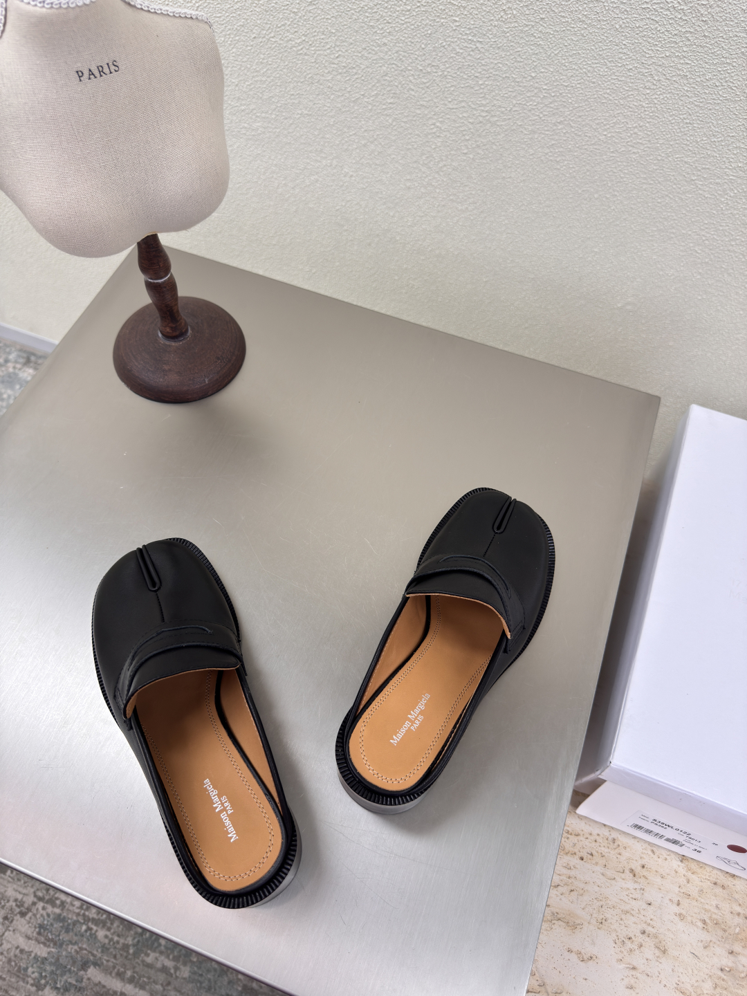 MM6 Maison Margiela: Innovative Fashion with Leather and Italian Style - 图片 7