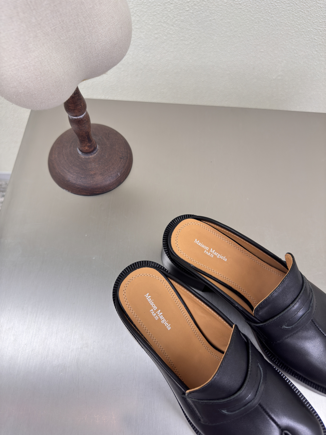 MM6 Maison Margiela: Innovative Fashion with Leather and Italian Style - 图片 2
