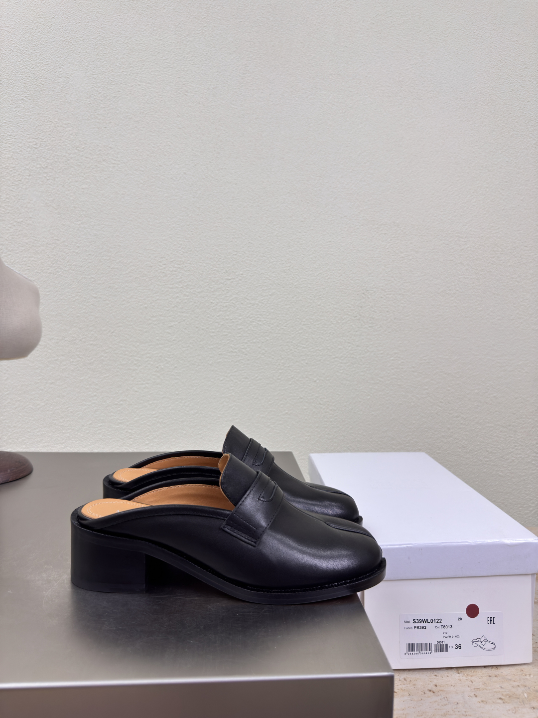 MM6 Maison Margiela: Innovative Fashion with Leather and Italian Style - 图片 6