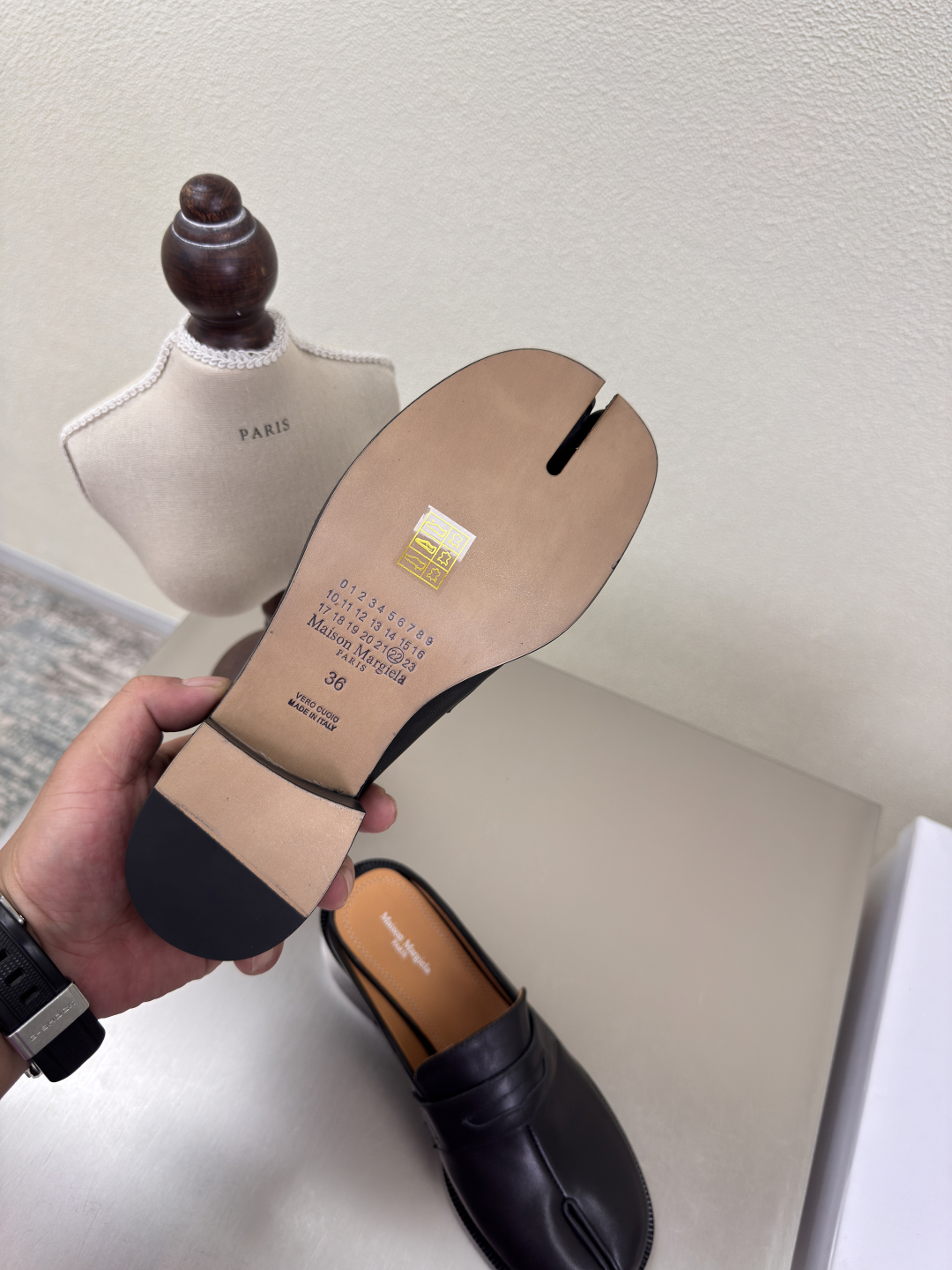 MM6 Maison Margiela: Innovative Fashion with Leather and Italian Style - 图片 5