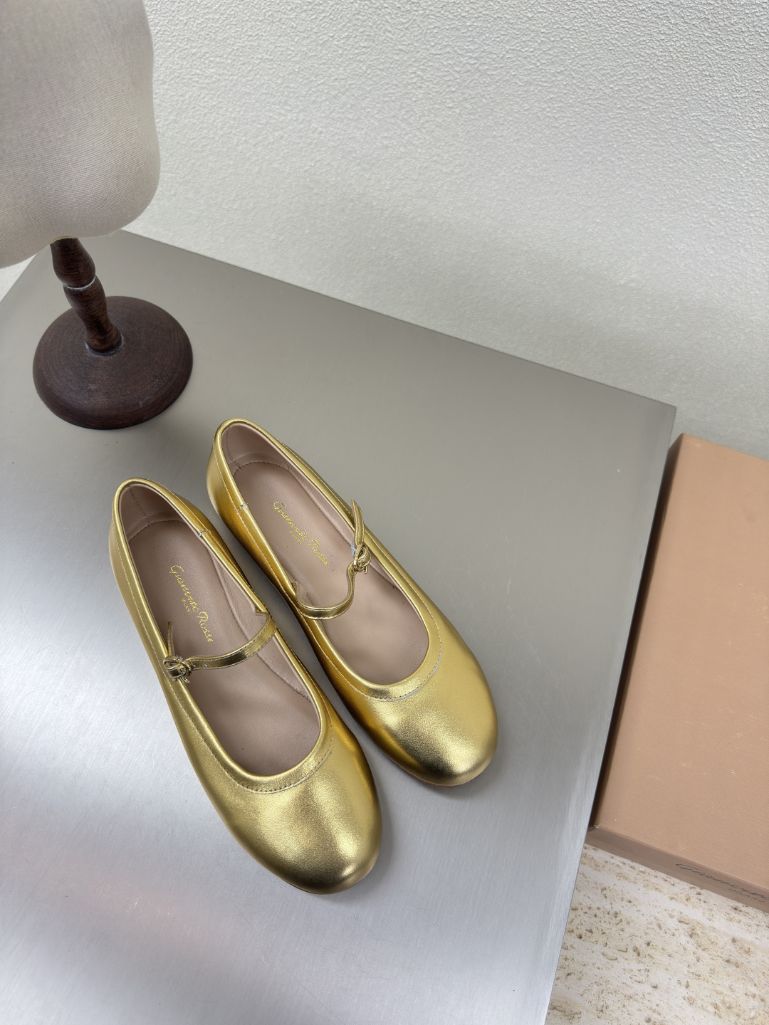 NO:444425,Boho style flat shoes Gianvito Rossi Gold Silver Lambskin Super versatile item Fabric lambskin Inner Lambskin Outsole Italian leather outsole Small hardware brand logo Decorative ballet shoes Size 35 36 37 38 39 40 41 (40 41 custom made), ballet shoes, flats, sheepskin, Leather soles19860909波西米亚风 平底鞋 GianvitoRossi吉安维托罗西 金色 银色 小羊皮 超级百搭的一款单品 面料小羊皮 内里 选用小羊皮 大底意大利真皮大底  小五金品牌logo 装饰芭蕾舞鞋 码数 35 36 37 38 39 40 41（40 41定做）,芭蕾舞鞋,flats,sheepskin,Leather soles,Women's Shoes