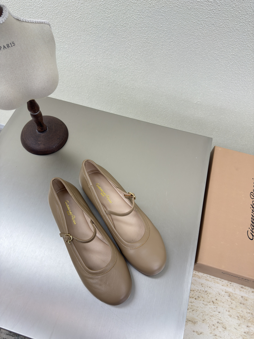 NO:444432,Boho style flat shoes Gianvito Rossi Apricot color Dark khaki lambskin A super versatile item Fabric lambskin Inner Lambskin Outsole Italian leather outsole Small hardware brand logo Decorative ballet shoes Size 35 36 37 38 39 40 41 (40 41 custom made), ballet shoes, flats, sheepskin, Leather soles19860909波西米亚风 平底鞋 GianvitoRossi吉安维托罗西 杏色 深卡其色 小羊皮 超级百搭的一款单品 面料小羊皮 内里 选用小羊皮 大底意大利真皮大底  小五金品牌logo 装饰芭蕾舞鞋 码数 35 36 37 38 39 40 41（40 41定做）,芭蕾舞鞋,flats,sheepskin,Leather soles,Women's Shoes