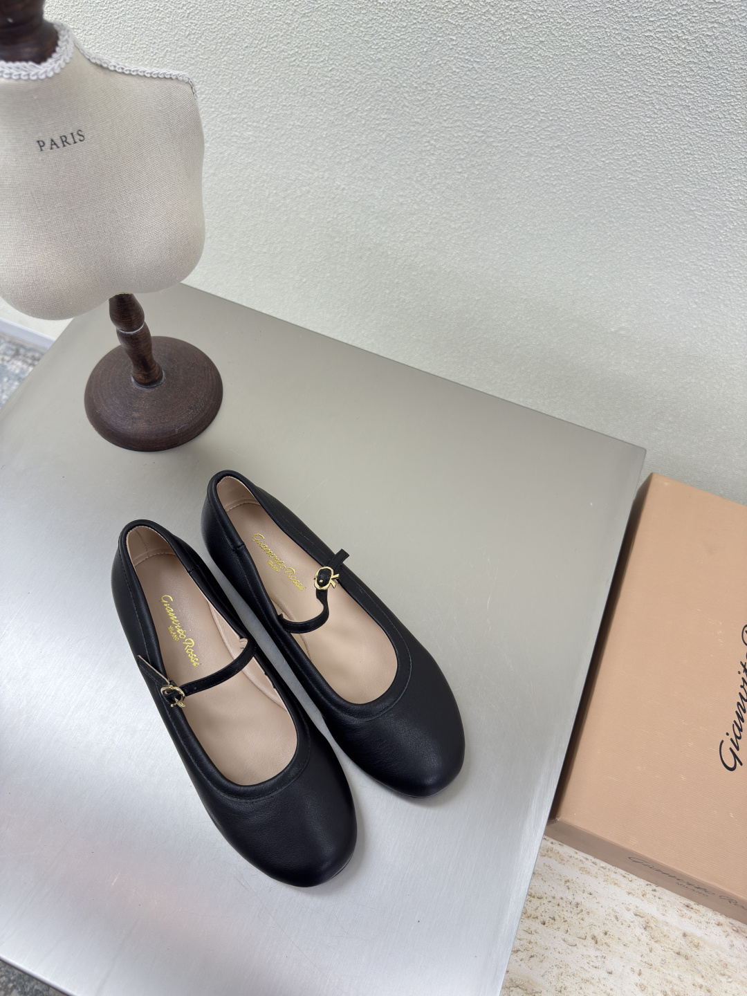 NO:444439,Boho style flat shoes Gianvito Rossi Black Khaki Lambskin Super versatile item Fabric lambskin Inner Select lambskin Outsole Italian leather outsole Small hardware brand logo Decorative ballet shoes Size 35 36 37 38 39 40 41 (40 41 custom made), ballet shoes, flats, sheepskin, Leather soles19860909波西米亚风 平底鞋 GianvitoRossi吉安维托罗西 黑色 卡其色 小羊皮 超级百搭的一款单品 面料小羊皮 内里 选用小羊皮 大底意大利真皮大底  小五金品牌logo 装饰芭蕾舞鞋 码数 35 36 37 38 39 40 41（40 41定做）,芭蕾舞鞋,flats,sheepskin,Leather soles,Women's Shoes