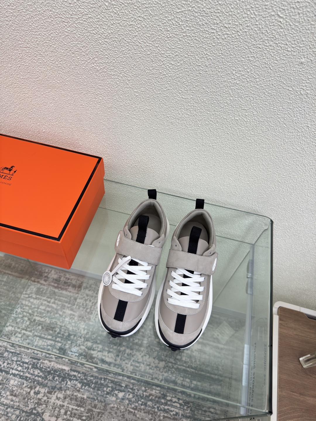 NO:459648,Hermes dad shoes sneakers classic matching raised logo grey sheep reverse velvet leather high version TPU molded outsole women's simple and crazy classic and versatile original integrated molded outsole handicraft fabric with calfskin thick sole design full of high-end sense of shoes nobles eye-catching women's style 35 36 37 38 39 40 configuration original packaging, casual shoes/sports shoes, hermes, sneakers, cowhide19860909爱马仕 老爹鞋 运动鞋  经典搭配 凸起logo  灰色 羊反绒皮 高版本 TPU成型大底 女款 简约狂魔 经典百搭 原版一体成型大底 手工艺 面料选用小牛皮  厚底 设计 内涵高端感十足 鞋中贵族  醒目 女款 35 36 37 38 39 40     配置原版包装,休闲鞋/运动鞋,hermes,sneakers,cowhide,Women's Shoes