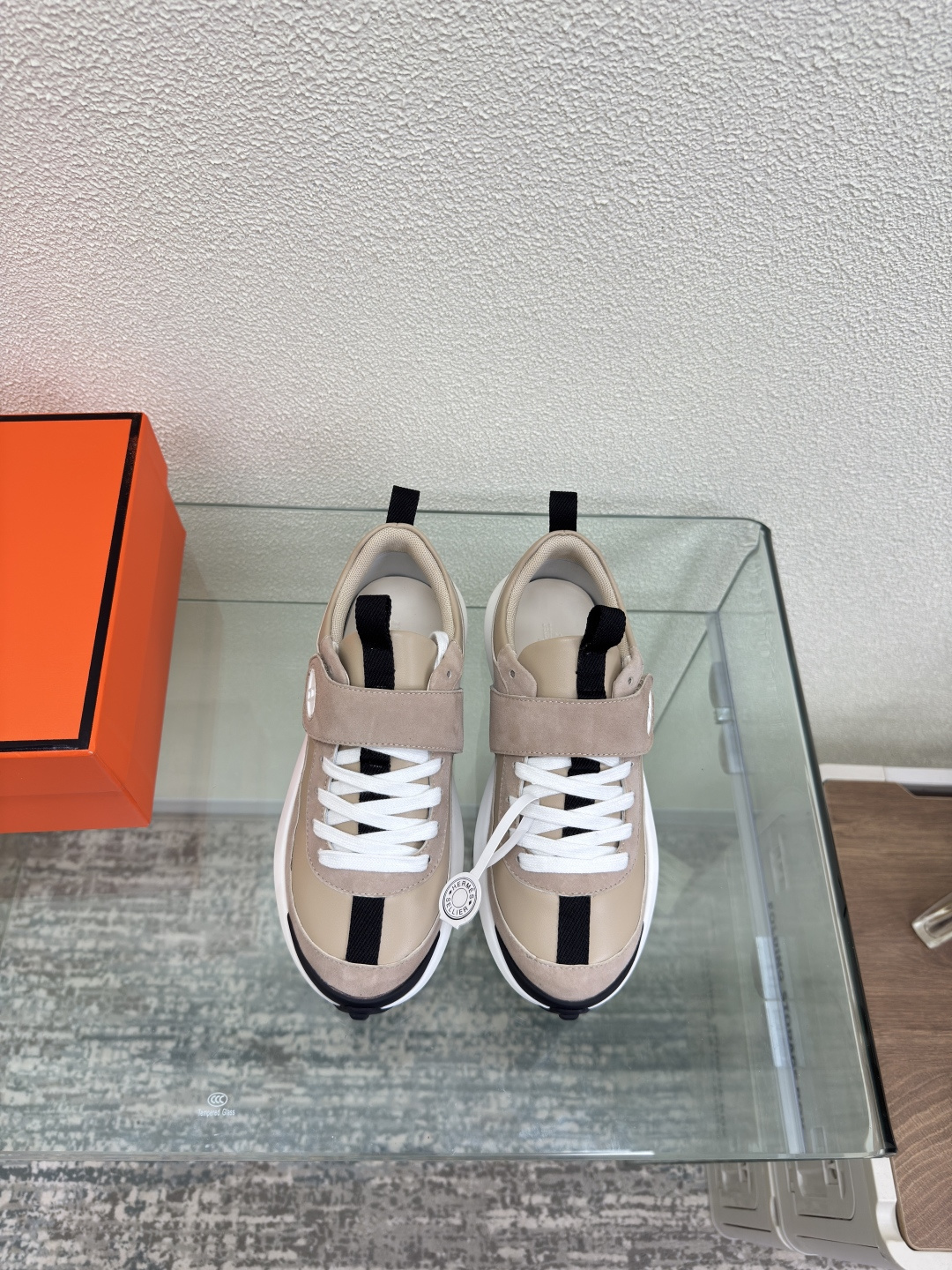 NO:459601,Hermes dad shoes sneakers classic matching raised logo lotus root powder sheep reverse velvet leather high version TPU molded outsole women's style simple and crazy classic and versatile original integrated molded outsole handicraft fabric with calfskin thick sole design full of high-end sense of shoes nobles eye-catching women's style 35 36 37 38 39 40 configuration original packaging, casual shoes/sports shoes, hermes, sneakers, cowhide19860909爱马仕 老爹鞋 运动鞋  经典搭配 凸起logo  藕粉 羊反绒皮 高版本 TPU成型大底 女款 简约狂魔 经典百搭 原版一体成型大底 手工艺 面料选用小牛皮  厚底 设计 内涵高端感十足 鞋中贵族  醒目 女款 35 36 37 38 39 40     配置原版包装,休闲鞋/运动鞋,hermes,sneakers,cowhide,Women's Shoes