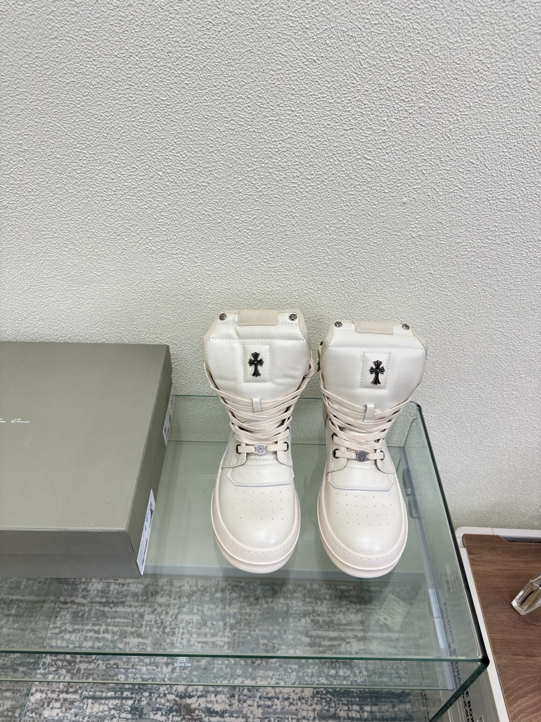 NO:459602,Rock Owens Co-branded couple model It uses 'Phlegethon' as the theme to unfold dark aesthetics again. The minimalist color application and rock uninhibited personality. The asymmetrical layered design incorporates architectural structure and twill cutting to create a very powerful work. Buyer buys the original fabric with calfskin. Full-grain sheepskin is selected inside. The original open mold TR absorbing mold is increased by 6cm. Men and women's models 35 36 37 38 39 40 41 42 43 44 45 46 47 Short boots models Men's models 10 Original packaging, boots, chrome hearts, boots, cowhide, sheepskin19860909Rock owens克罗心 联名款 情侣款 其以「Phlegethon」为主题再次展开暗黑系美学 极简主义的色彩运用和摇滚不羁的个性.不对称层叠设计融入了建筑架构和斜纹裁剪.打造出很有力量的作品 买手购入 原版面料选用 小牛皮 内里选用全粒面羊皮 原版开模TR吸模大底增高6cm 男女款 35 36 37 38 39 40 41 42 43 44 45 46 47 矮靴款 男款10 原版包装,靴子,chrome hearts,boots,cowhide,sheepskin,Women's Shoes