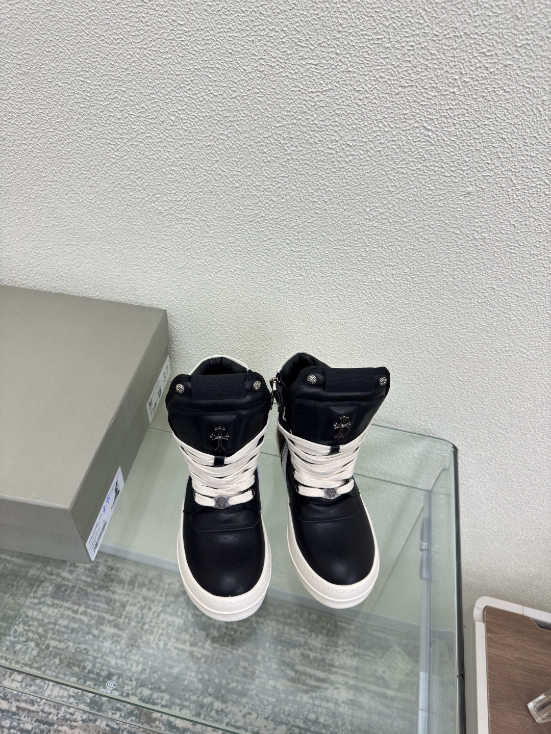 NO:459608,Rock owens co-branded couple model black It is based on the theme of 'Phlegethon' and once again unfolds the dark aesthetics. The minimalist color application and rock uninhibited personality. The asymmetrical layered design incorporates architectural structure and twill cutting to create a very powerful work. Buyer buys the original fabric with calfskin. Full-grain sheepskin is selected inside. The original open mold TR absorbing mold is increased by 6cm. The size is 35 36 37 38 39 40 short boots. Men's 10. Original packaging, boots, chrome hearts, boots, cowhide, sheepskin.19860909Rock owens克罗心 联名款 情侣款 黑色 其以「Phlegethon」为主题再次展开暗黑系美学 极简主义的色彩运用和摇滚不羁的个性.不对称层叠设计融入了建筑架构和斜纹裁剪.打造出很有力量的作品 买手购入 原版面料选用 小牛皮 内里选用全粒面羊皮 原版开模TR吸模大底增高6cm 码数35 36 37 38 39 40 矮靴款 男款10 原版包装,靴子,chrome hearts,boots,cowhide,sheepskin,Women's Shoes