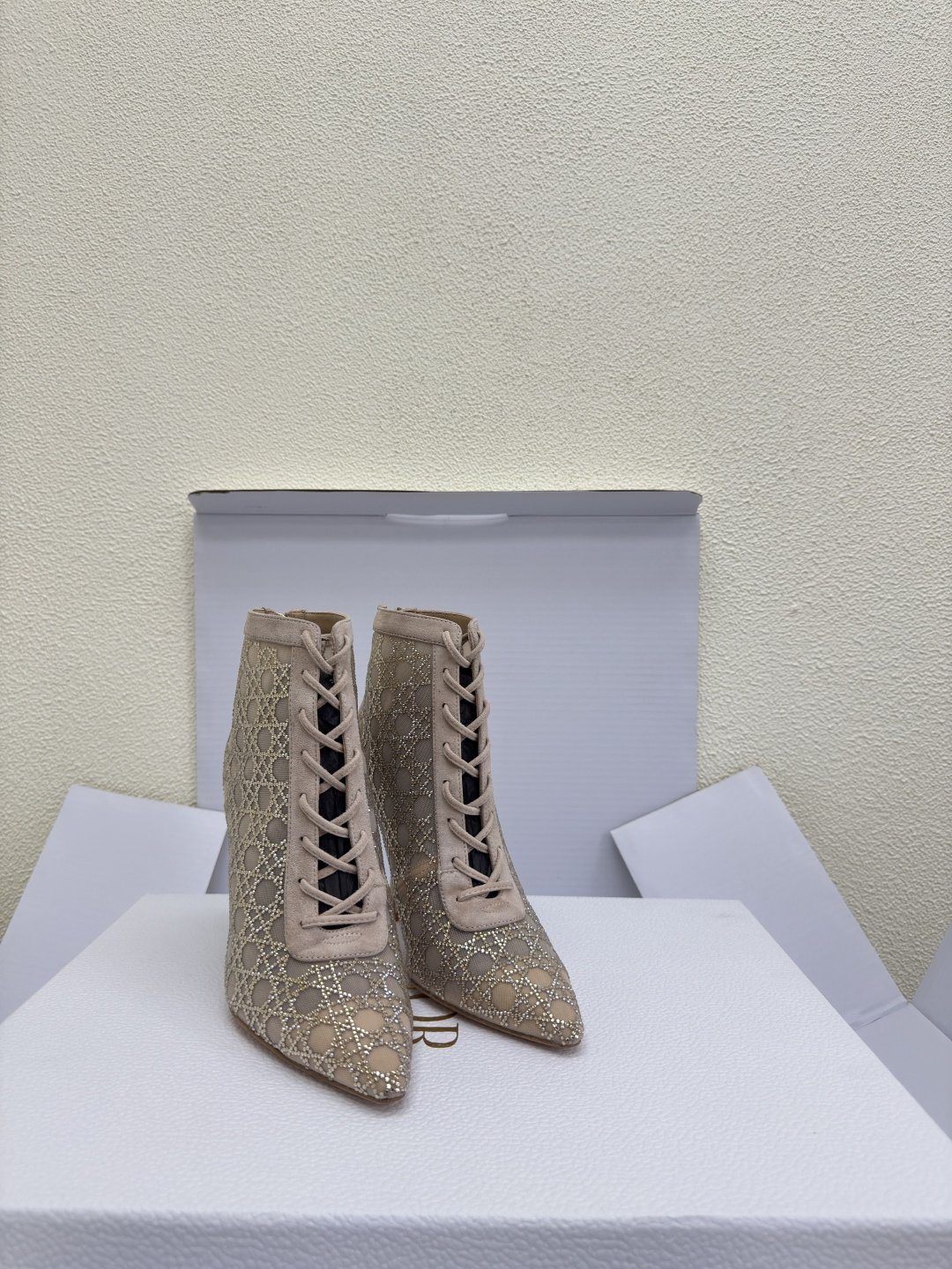 NO:459199,Short boots DIOR mesh diamond series Ultra high version Apricot color Metal diamond logo full of texture Shoe shape upgraded to the ultimate foot feeling Super beauty This year's essential fashion items D-DOLL series classic pearl accessories are fashionable and versatile, full of girlishness, more joyful. High heels and sexy genuine leather outsole is printed with brand logo, and the decoration is a little bit of hourly wear. Flat sole is versatile. Sheepskin footbed and inner color choice Italian original outsole gilded Size 34 35 36 37 38 39 40 41 42 (34 40 41 42 customized sizes) with original packaging, boots, dior, boots, sheepskin, Leather soles19860909短靴 DIOR 网钻系列 超高版本 杏色 金属钻石 logo质感满满 鞋型升级到极致脚感 超级美 今年必不可少的时尚单品 D-DOLL系列经典珍珠配饰时髦又百搭,少女感十足 欣喜不止一点点 高跟 性感  真皮大底印有品牌logo,装饰搭配有一点点小时装.平底百搭.  羊皮垫脚和内里  颜色选择 意大利原版大底 鎏金 码数34 35 36 37 38 39 40 41 42 （34 40 41 42定做码数） 配原版包装,靴子,dior,boots,sheepskin,Leather soles,Women's Shoes