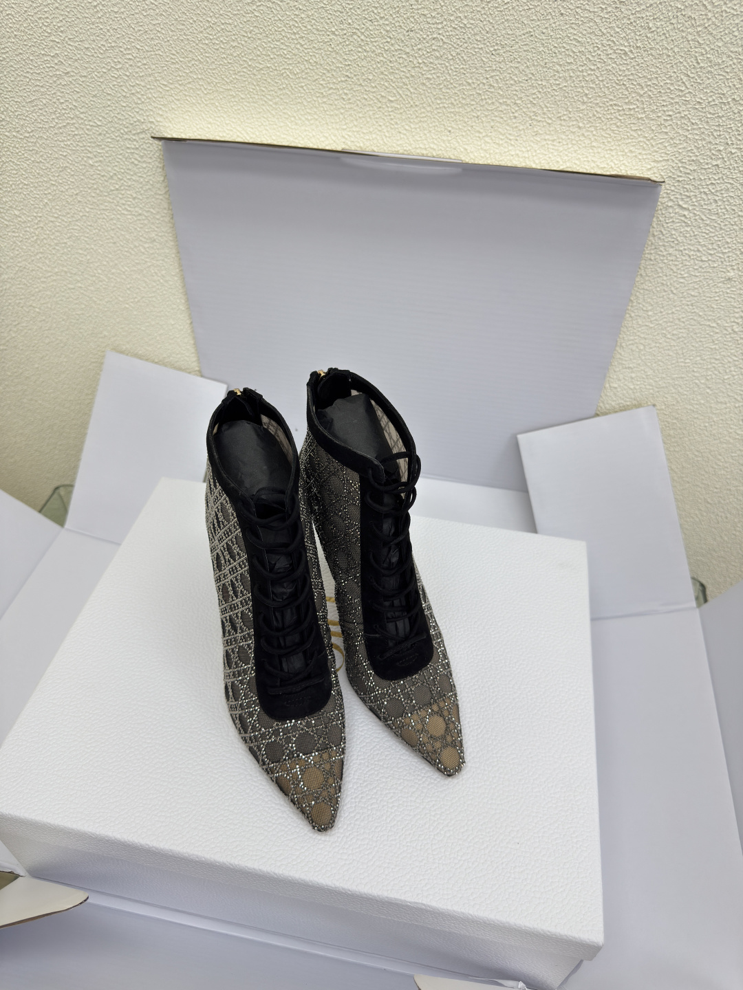 NO:459205,Short boots DIOR mesh diamond series Ultra high version Black metal diamond logo full of texture Shoe shape upgrade to the ultimate foot feeling Super beauty This year's essential fashion items D-DOLL series classic pearl accessories are fashionable and versatile, full of girlishness, more joyful. High heels sexy genuine leather outsole is printed with brand logo, and the decoration is a little bit of hourly outfit. Flat sole is versatile. Sheepskin footbed and inner color choice Italian original outsole gilded Size 34 35 36 37 38 39 40 41 42 (34 40 41 42 customized size) With original packaging, boots, dior, boots, sheepskin, Leather soles19860909短靴 DIOR 网钻系列 超高版本 黑色 金属钻石 logo质感满满 鞋型升级到极致脚感 超级美 今年必不可少的时尚单品 D-DOLL系列经典珍珠配饰时髦又百搭,少女感十足 欣喜不止一点点 高跟 性感  真皮大底印有品牌logo,装饰搭配有一点点小时装.平底百搭.  羊皮垫脚和内里  颜色选择 意大利原版大底 鎏金 码数34 35 36 37 38 39 40 41 42 （34 40 41 42定做码数） 配原版包装,靴子,dior,boots,sheepskin,Leather soles,Women's Shoes