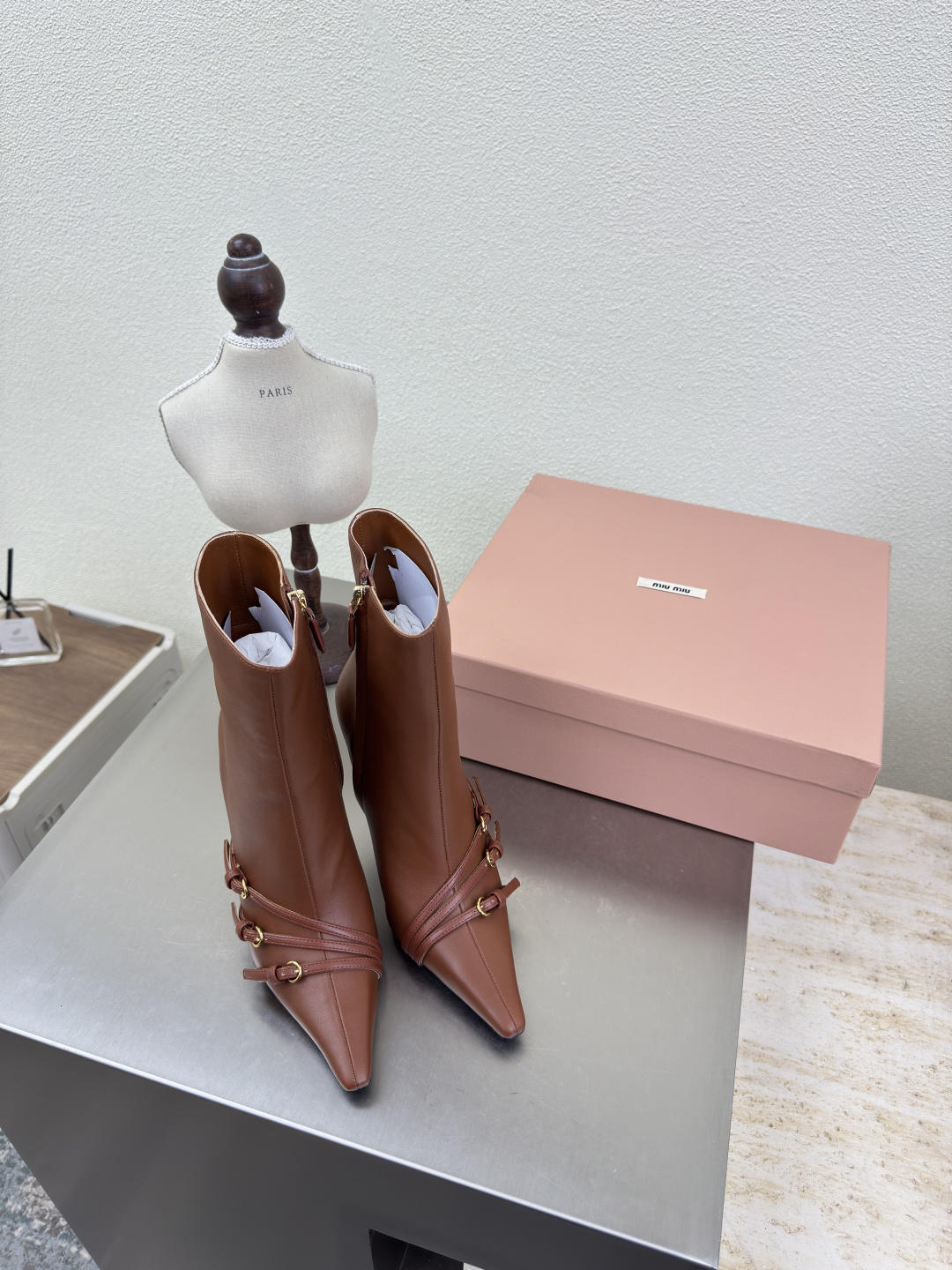 NO:459620,High-heeled boots miu'miu 25 AW lambskin material pointed toe strip design matched with hardware fasteners series brown Italian leather outsole series miu'miu classic comfort production original consistent Italian leather outsole high version fabric calfskin inner sheepskin outsole Italian leather outsole original consistent version design comfortable benchmarking 35 36 37 38 39 40 41 (40 41 size customized) configuration original packaging, boots, miumiu, boots, cowhide, sheepskin, Leather soles19860909高跟短靴 miu'miu 25 AW 小羊皮材质 尖头 条带设计 搭配五金扣件 系列 棕色 意大利真皮大底 系列 miu'miu 经典舒适 制作  原版一致 意大利真皮大底 高版本  面料 小牛皮  内里 羊皮  大底 意大利真皮大底   原版一致 对版 设计 舒适  对标对版 35 36 37 38 39 40 41（40 41 码定制） 配置原版包装,靴子,miumiu,boots,cowhide,sheepskin,Leather soles,Women's Shoes