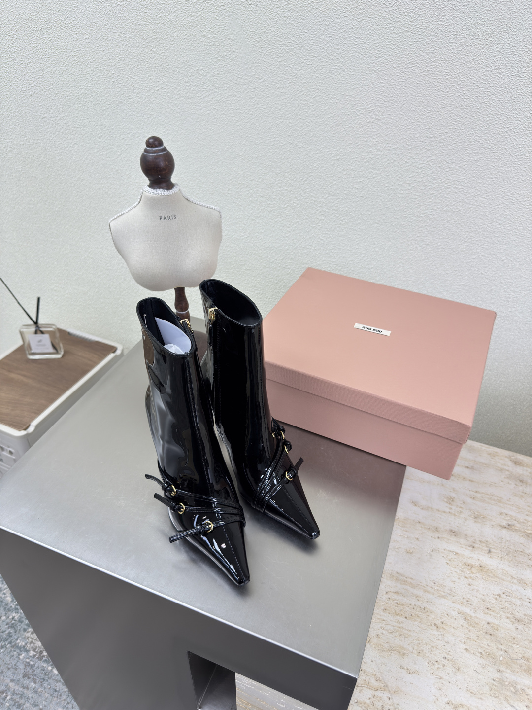 NO:459632,High-heeled boots miu'miu 25 AW Gloss patent leather Pointed toe Strip design Matched with hardware fasteners Series Black Italian leather outsole Series miu'miu Classic Comfort Making Original consistent Italian leather outsole High-version Fabric Patent leather Inner Sheepskin Outsole Italian leather outsole Original consistent Version Design Comfort Benchmarking 35 36 37 38 39 40 41 (40 41 size customization) Configuration original packaging, boots, miumiu, boots, sheepskin, Leather soles19860909高跟短靴 miu'miu 25 AW 亮面漆皮 尖头 条带设计 搭配五金扣件 系列 黑色 意大利真皮大底 系列 miu'miu 经典舒适 制作  原版一致 意大利真皮大底 高版本  面料 漆皮  内里 羊皮  大底 意大利真皮大底   原版一致 对版 设计 舒适  对标对版 35 36 37 38 39 40 41（40 41 码定制） 配置原版包装,靴子,miumiu,boots,sheepskin,Leather soles,Women's Shoes