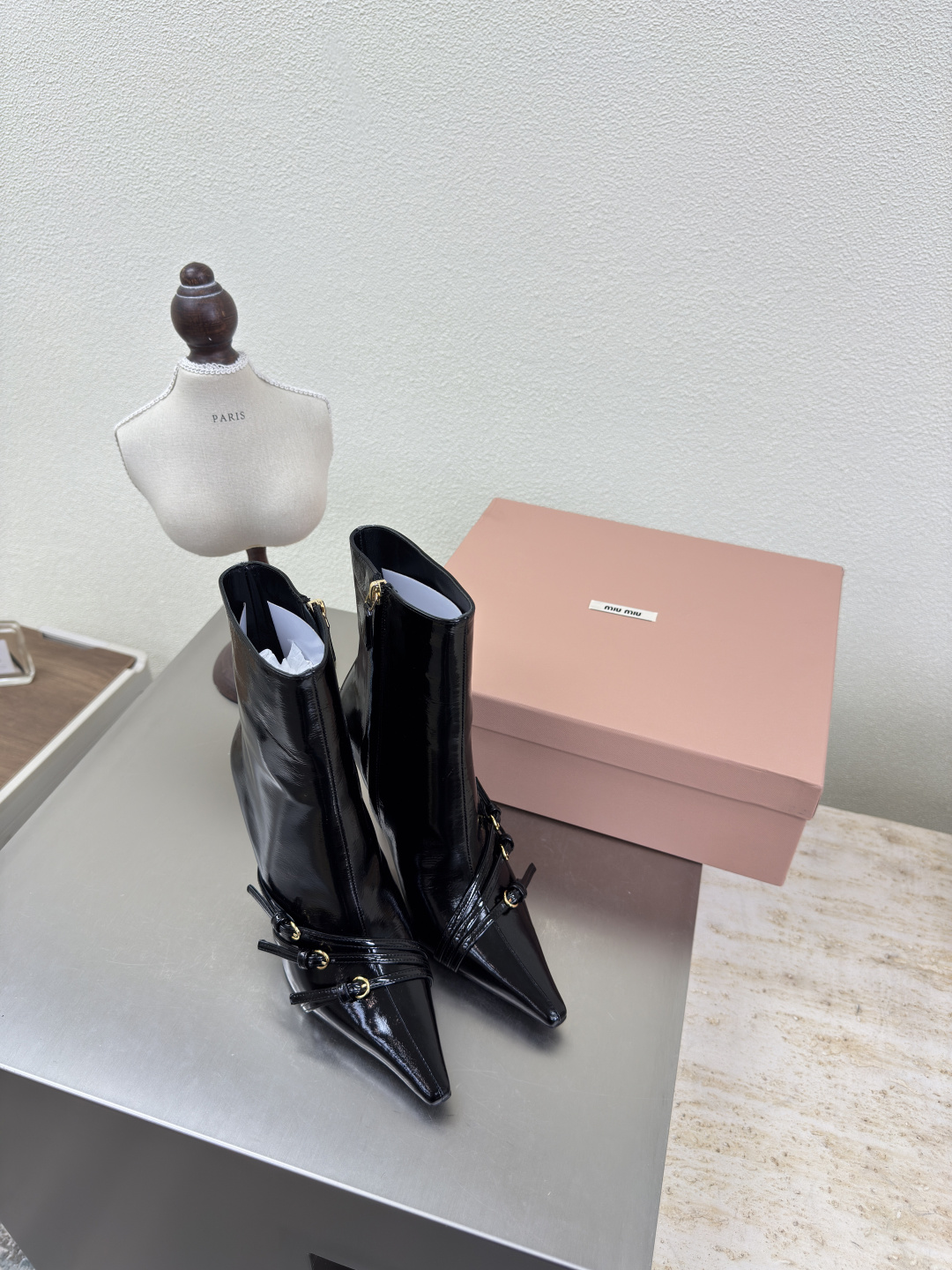 NO:459638,High-heeled boots miu'miu 25 AW cow slim leather pointed toe strip design matched with hardware fasteners series black glossed cowhide Italian leather outsole series miu'miu classic comfort production original consistent Italian leather outsole high version fabric calfskin inner sheepskin outsole Italian leather outsole original consistent version design comfortable benchmarking 35 36 37 38 39 40 41 (40 41 size customized) configuration original packaging, boots, miumiu, boots, cowhide, sheepskin, Leather soles19860909高跟短靴 miu'miu 25 AW 牛摔纹皮 尖头 条带设计 搭配五金扣件 系列 黑色亮面摔纹牛皮 意大利真皮大底 系列 miu'miu 经典舒适 制作  原版一致 意大利真皮大底 高版本  面料 小牛皮  内里 羊皮  大底 意大利真皮大底   原版一致 对版 设计 舒适  对标对版 35 36 37 38 39 40 41（40 41 码定制） 配置原版包装,靴子,miumiu,boots,cowhide,sheepskin,Leather soles,Women's Shoes