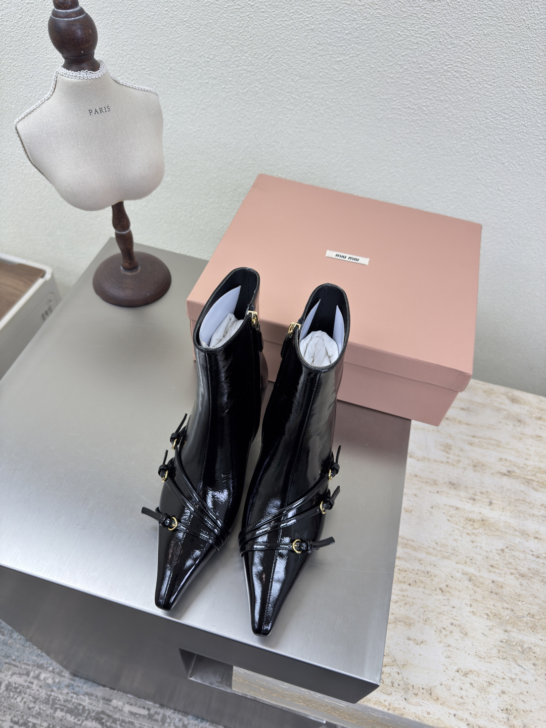 NO:459644,Mid-heeled boots miu'miu 25 AW black calf strap patent leather pointed toe strip design matched with hardware fasteners series black Italian leather outsole series miu'miu classic comfort production original consistent Italian leather outsole high version fabric calfskin inner sheepskin outsole Italian leather outsole original consistent version design comfortable benchmarking 35 36 37 38 39 40 41 (40 41 size customization) configuration original packaging, boots, miumiu, boots, cowhide, sheepskin, Leather soles19860909中跟短靴 miu'miu 25 AW 黑色小牛摔纹漆皮 尖头 条带设计 搭配五金扣件 系列 黑色 意大利真皮大底 系列 miu'miu 经典舒适 制作  原版一致 意大利真皮大底 高版本  面料 小牛皮  内里 羊皮  大底 意大利真皮大底   原版一致 对版 设计 舒适  对标对版 35 36 37 38 39 40 41（40 41 码定制） 配置原版包装,靴子,miumiu,boots,cowhide,sheepskin,Leather soles,Women's Shoes