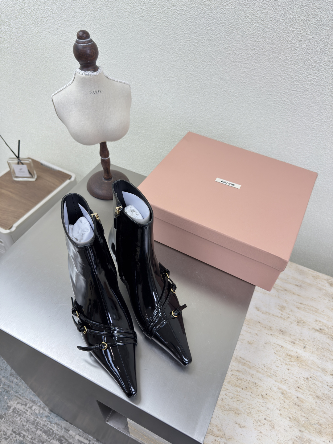 NO:459653,Mid-heeled boots miu'miu 25 AW calf patent leather material pointed toe strip design matched with hardware fasteners Series black Italian leather outsole series miu'miu classic comfort production original consistent Italian leather outsole High-version Fabric Calfskin Inner Sheepskin Outsole Italian leather outsole Original consistent matching design Comfort benchmarking 35 36 37 38 39 40 41 (40 41 size customization) Configure original packaging, boots, miumiu, boots, cowhide, sheepskin, Leather soles19860909中跟 短靴 miu'miu 25 AW 小牛漆皮材质 尖头 条带设计 搭配五金扣件 系列 黑色 意大利真皮大底 系列 miu'miu 经典舒适 制作  原版一致 意大利真皮大底 高版本  面料 小牛皮  内里 羊皮  大底 意大利真皮大底   原版一致 对版 设计 舒适  对标对版 35 36 37 38 39 40 41（40 41 码定制） 配置原版包装,靴子,miumiu,boots,cowhide,sheepskin,Leather soles,Women's Shoes