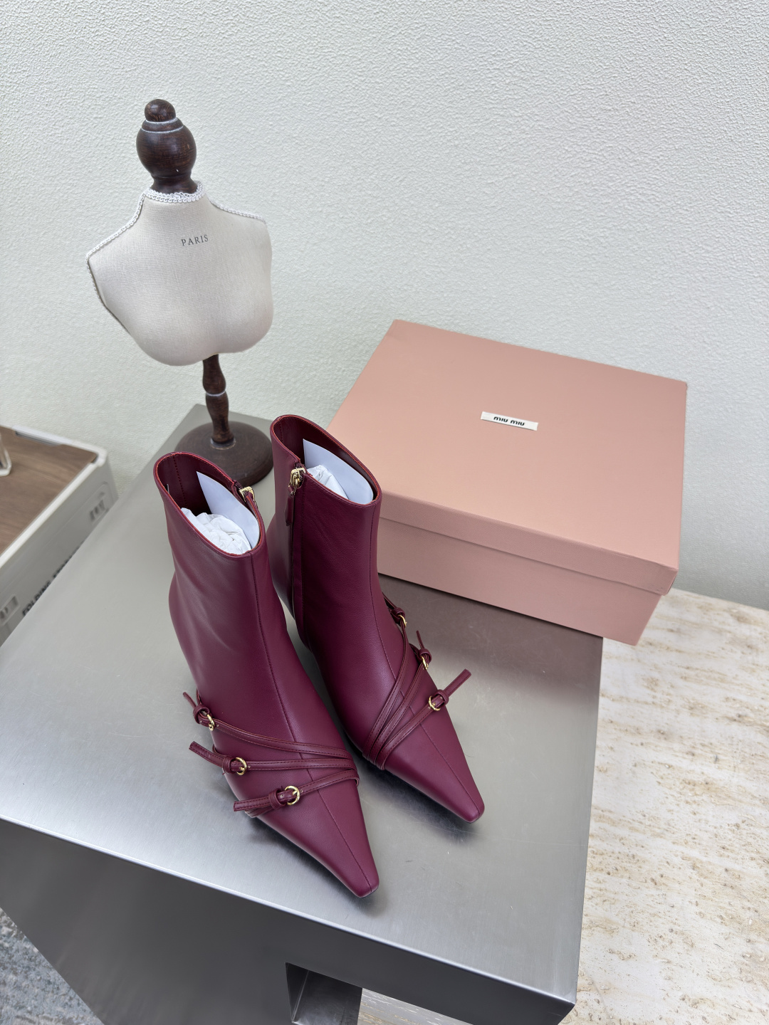 NO:459656,Mid-heeled boots miu'miu 25 AW calfskin material pointed toe strip design matched with hardware fasteners series burgundy Italian leather outsole series miu'miu classic comfort production original consistent Italian leather outsole high version fabric calfskin inner sheepskin outsole Italian leather outsole original consistent version design comfortable benchmarking 35 36 37 38 39 40 41 (40 41 size customized) configuration original packaging, boots, miumiu, boots, cowhide, sheepskin, Leather soles19860909中跟 短靴 miu'miu 25 AW 小牛皮材质 尖头 条带设计 搭配五金扣件 系列 酒红色 意大利真皮大底 系列 miu'miu 经典舒适 制作  原版一致 意大利真皮大底 高版本  面料 小牛皮  内里 羊皮  大底 意大利真皮大底   原版一致 对版 设计 舒适  对标对版 35 36 37 38 39 40 41（40 41 码定制） 配置原版包装,靴子,miumiu,boots,cowhide,sheepskin,Leather soles,Women's Shoes