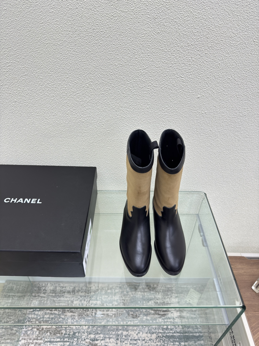 NO:459659,Leather sole combination, small fragrance, high quality and price, hardware logo, blessed, comfortable and stylish, black cowhide with reverse velvet cowhide, metal logo, full texture, one-foot boots, classic round toe thick sole design, super comfortable, the logo is clearly visible, elegant, lambskin inner lining, clear foot pad logo, no tiring feet, steel brand logo, benchmarking, pursuit of quality, the original choice of the original, Italian leather sole, thick sole, full texture 35 36 37 38 39 40 (40 customized) Matched with original packaging, exquisite ribbon, camellia, boots, boots, cowhide, sheepskin, Leather soles19860909真皮大底组合 小香 质优价优 五金logo 加持 舒适有范 黑色牛皮搭配反绒牛皮 金属logo 质感满满 一脚蹬靴 经典圆头厚底设计 超舒适   logo清晰可见  优雅 内里选用小羊皮内里 垫脚logo清晰  不累脚 钢印品牌logo 对标对版 追求品质 大底选用原版一致  意大利真皮大底 厚底 质感满满  35 36 37 38 39 40（40 定制） 搭配原版包装 精致丝带 山茶花,靴子,boots,cowhide,sheepskin,Leather soles,Women's Shoes