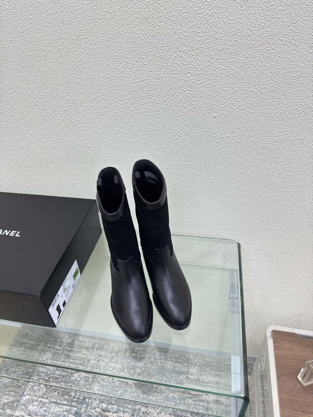 NO:459665,Leather sole combination, small fragrance, high quality and price, hardware logo, blessed, comfortable and stylish, black cowhide with black reverse velvet cowhide, metal logo, full texture, one-foot boots, classic round toe thick sole design, super comfortable, the logo is clearly visible, elegant, lambskin inner lining, clear foot pad logo, no tiring feet, steel brand logo, benchmarking, pursuit of quality, the original choice of the original, Italian leather sole, thick sole, full texture 35 36 37 38 39 40 (40 customized) Matched with original packaging, exquisite ribbon, camellia, boots, boots, cowhide, sheepskin, Leather soles19860909真皮大底组合 小香 质优价优 五金logo 加持 舒适有范 黑色牛皮搭配黑色反绒牛皮 金属logo 质感满满 一脚蹬靴 经典圆头厚底设计 超舒适   logo清晰可见  优雅 内里选用小羊皮内里 垫脚logo清晰  不累脚 钢印品牌logo 对标对版 追求品质 大底选用原版一致  意大利真皮大底 厚底 质感满满  35 36 37 38 39 40（40 定制） 搭配原版包装 精致丝带 山茶花,靴子,boots,cowhide,sheepskin,Leather soles,Women's Shoes