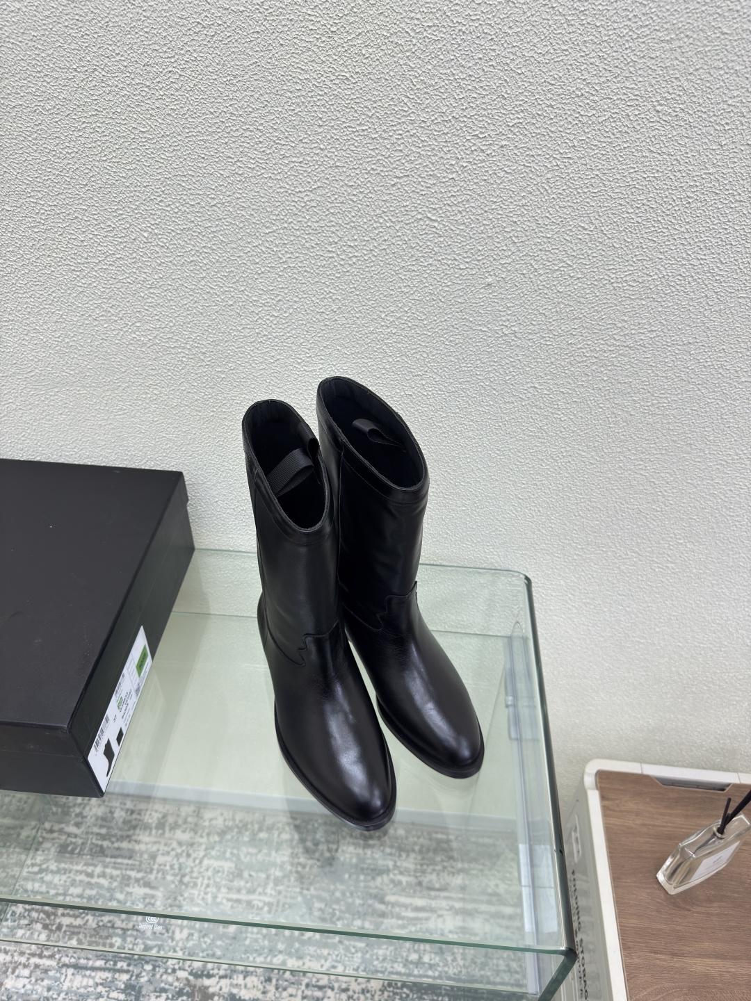 NO:459672,Leather sole combination, small fragrance, high quality and price, hardware logo, blessed, comfortable and stylish, black cowhide, metal logo, full of texture, one-foot boots, classic round toe thick sole design, super comfortable, the logo is clearly visible, elegant, lambskin inner lining, clear foot pad logo, no tiring feet, steel brand logo, benchmarking, pursuit of quality, the original choice of the original, Italian leather sole, thick sole, full of texture 35 36 37 38 39 40 (40 customized) Matched with original packaging, exquisite ribbon, camellia, boots, boots, cowhide, sheepskin, Leather soles19860909真皮大底组合 小香 质优价优 五金logo 加持 舒适有范 黑色牛皮金属logo 质感满满 一脚蹬靴 经典圆头厚底设计 超舒适   logo清晰可见  优雅 内里选用小羊皮内里 垫脚logo清晰  不累脚 钢印品牌logo 对标对版 追求品质 大底选用原版一致  意大利真皮大底 厚底 质感满满  35 36 37 38 39 40（40 定制） 搭配原版包装 精致丝带 山茶花,靴子,boots,cowhide,sheepskin,Leather soles,Women's Shoes