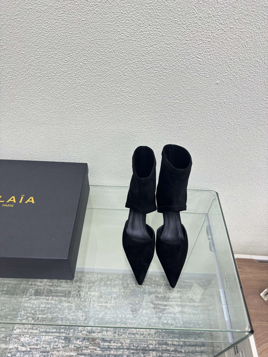 NO:459679,Elastic shoe mouth hollow single shoes cat heel Alaia boots from Paris Fall in love at first sight Black high-end classic Alaia has another sexy side Alaia has a different style and can be easily controlled with different styles. Whether it is jeans, suit pants, or pleated skirts, it can enhance your outfit to fashion, elegance and excellence The fabric is made of reverse velvet leather and matched with extreme sexy inner sheepskin The original consistent leather outsole 34 35 36 37 38 39 40 41 42 (34 40 41 42 Customized) Configure original packaging, boots, alaia, boots, skirts, jeans, business suit, sheepskin, Leather soles19860909弹力鞋口 中空单鞋 猫跟 Alaia 靴子来自巴黎 一见倾心  黑色 高级 经典 阿莱娅还有另外性感的一面  配上不同款式,不同风格都能轻松驾驭,无论牛仔裤,西装裤,还是百褶裙,都能将你的穿搭提升到时尚,优雅和卓越之中 面料选用反绒皮 搭配性感极致 内里羊皮 大底原版一致真皮大底 34 35 36 37 38 39 40 41 42 (34 40 41 42 定制) 配置原版包装,靴子,alaia,boots,skirts,jeans,business suit,sheepskin,Leather soles,Women's Shoes