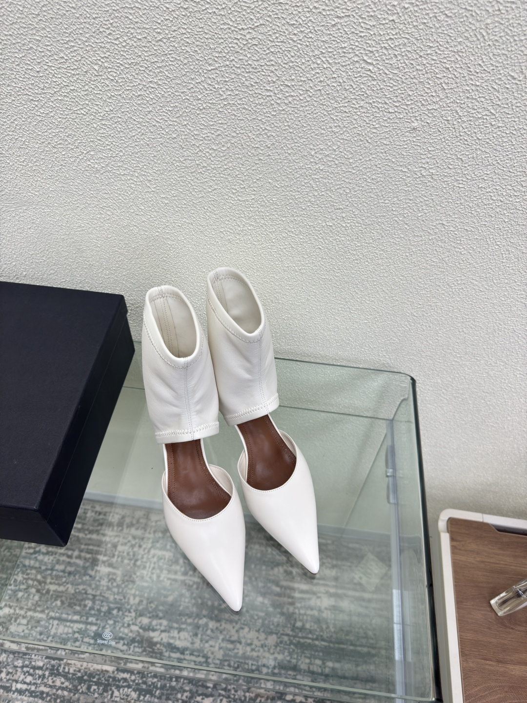 NO:459686,Elastic shoe mouth hollow single shoes cat heel Alaia boots from Paris Fall in love at first sight White high-end classic Alaia has another sexy side Alaia has a different style and can be easily controlled with different styles. Whether it is jeans, suit pants, or pleated skirts, it can enhance your outfit to fashion, elegance and excellence The fabric is made of reverse velvet leather and matched with extreme sexy inner sheepskin The original consistent leather outsole 34 35 36 37 38 39 40 41 42 (34 40 41 42 Customized) Configure original packaging, boots, alaia, boots, skirts, jeans, business suit, sheepskin, Leather soles19860909弹力鞋口 中空单鞋 猫跟 Alaia 靴子来自巴黎 一见倾心  白色 高级 经典 阿莱娅还有另外性感的一面  配上不同款式,不同风格都能轻松驾驭,无论牛仔裤,西装裤,还是百褶裙,都能将你的穿搭提升到时尚,优雅和卓越之中 面料选用反绒皮 搭配性感极致 内里羊皮 大底原版一致真皮大底 34 35 36 37 38 39 40 41 42 (34 40 41 42 定制) 配置原版包装,靴子,alaia,boots,skirts,jeans,business suit,sheepskin,Leather soles,Women's Shoes