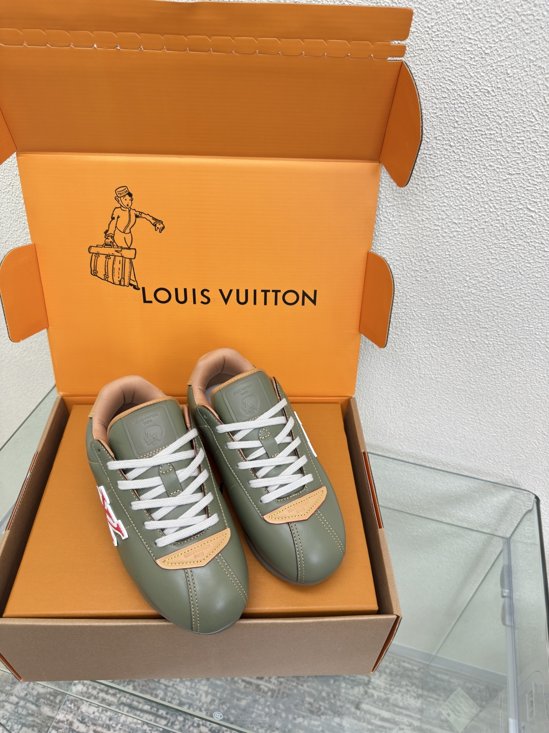 NO:459658,Xiaopang Louis Vuitton FW25 ButterSoft trend series Men's 10 high-version aircraft box pair version Military green lambskin Calfskin logo LV|Louis Vuitton L family donkey brand Xiaopang sports shoes running shoes This LV sneakers reinterpret the classic running shoes design with a neat and simple design. Light EVA outsole makes for a comfortable and flexible wearing experience. Monogram embossed and LV letters and other rich details establish recognition ■ Shoe face version lambskin Matched with logo injection inner version mesh material Outsole TPU combination sole Sole thickness: 3.5CM Women 35 36 37 38 39 40 41 Men 39 40 41 42 43 44 45 Configure gift box packaging, casual shoes/sports shoes, louis  vuitton,louis vuitton,louis vuitton,louis vuitton,louis vuitton,sneakers,cowhide,sheepskin19860909小胖丁 Louis Vuitton FW25 ButterSoft潮流系列 男款10 高版本飞机盒 对版 军绿小羊皮 小牛皮logo LV|路易威登L家驴牌 小胖丁 运动鞋 跑鞋 本款 LV 运动鞋以利落简约设计重绎经典跑鞋设计.轻盈 EVA 外底成就舒弹穿着体验. Monogram 压纹与 LV字母等丰富细节树立辨识度■ 鞋面对版小羊皮 搭配logo注入 内里对版网料 大底TPU组合大底 底厚:3.5CM 女 35 36 37 38 39 40 41 男39 40 41 42 43 44 45 配置礼盒包装,休闲鞋/运动鞋,louis vuitton,louis vuitton,louis vuitton,louis vuitton,louis vuitton,sneakers,cowhide,sheepskin,Women's Shoes