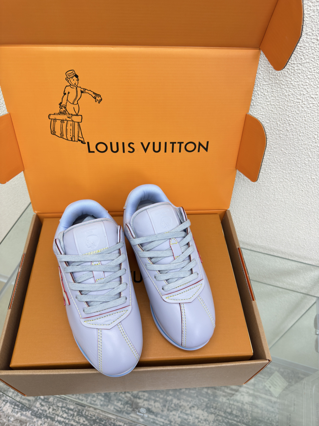 NO:459671,Xiaopang Louis Vuitton FW25 ButterSoft trend series Men's 10 High-version Aircraft Box Side Edition Taro Color Lambskin Calfskin logo LV|Louis Vuitton L Family Donkey Brand Xiaopang Sports Shoes Running Shoes This LV sneakers reinterpret the classic running shoe design with a neat and simple design. Light EVA outsole makes for a comfortable and flexible wearing experience. Monogram embossed and LV letters and other rich details establish recognition ■ Shoe face version lambskin Matched with logo injection Inner version mesh material Outsole TPU combination sole Sole Thickness: 3.5CM Women 35 36 37 38 39 40 41 Men 39 40 41 42 43 44 45  Configure gift box packaging, casual shoes/sports shoes, louis vuitton, louis vuitton, louis vuitton, louis vuitton, louis vuitton, louis vuitton, sneakers, cowhide, sheepskin19860909小胖丁 Louis Vuitton FW25 ButterSoft潮流系列 男款10 高版本飞机盒 对版 香芋色 小羊皮 小牛皮logo LV|路易威登L家驴牌 小胖丁 运动鞋 跑鞋 本款 LV 运动鞋以利落简约设计重绎经典跑鞋设计.轻盈 EVA 外底成就舒弹穿着体验. Monogram 压纹与 LV字母等丰富细节树立辨识度■ 鞋面对版小羊皮 搭配logo注入 内里对版网料 大底TPU组合大底 底厚:3.5CM 女 35 36 37 38 39 40 41 男39 40 41 42 43 44 45 配置礼盒包装,休闲鞋/运动鞋,louis vuitton,louis vuitton,louis vuitton,louis vuitton,louis vuitton,sneakers,cowhide,sheepskin,Women's Shoes