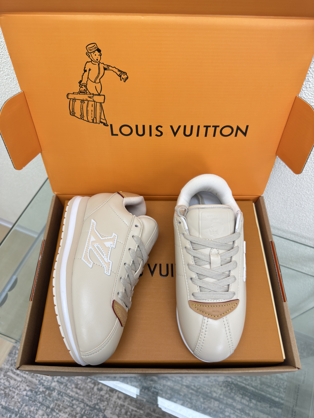 NO:459678,Xiaopang Louis Vuitton FW25 ButterSoft trend series Men's 10 high-version aircraft box Pair version White Lambskin Calfskin logo LV|Louis Vuitton L-Home Brand Xiaopang Sneakers Sports Shoes Running Shoes This LV sneakers reinterpret the classic running shoe design with a neat and simple design. Light EVA outsole makes for a comfortable and flexible wearing experience. Monogram embossed and LV letters and other rich details establish recognition ■ Shoe face version lambskin Matched with logo injection Inner paired mesh material Outsole TPU combination sole Sole thickness: 3.5CM Women 35 36 37 38 39 40 41 Men 39 40 41 42 43 44 45 Configure gift box packaging, casual shoes/sports shoes, louis  vuitton,louis vuitton,louis vuitton,louis vuitton,louis vuitton,sneakers,cowhide,sheepskin19860909小胖丁 Louis Vuitton FW25 ButterSoft潮流系列 男款10 高版本飞机盒 对版 白色 小羊皮 小牛皮logo LV|路易威登L家驴牌 小胖丁 运动鞋 跑鞋 本款 LV 运动鞋以利落简约设计重绎经典跑鞋设计.轻盈 EVA 外底成就舒弹穿着体验. Monogram 压纹与 LV字母等丰富细节树立辨识度■ 鞋面对版小羊皮 搭配logo注入 内里对版网料 大底TPU组合大底 底厚:3.5CM 女 35 36 37 38 39 40 41 男39 40 41 42 43 44 45 配置礼盒包装,休闲鞋/运动鞋,louis vuitton,louis vuitton,louis vuitton,louis vuitton,louis vuitton,sneakers,cowhide,sheepskin,Women's Shoes