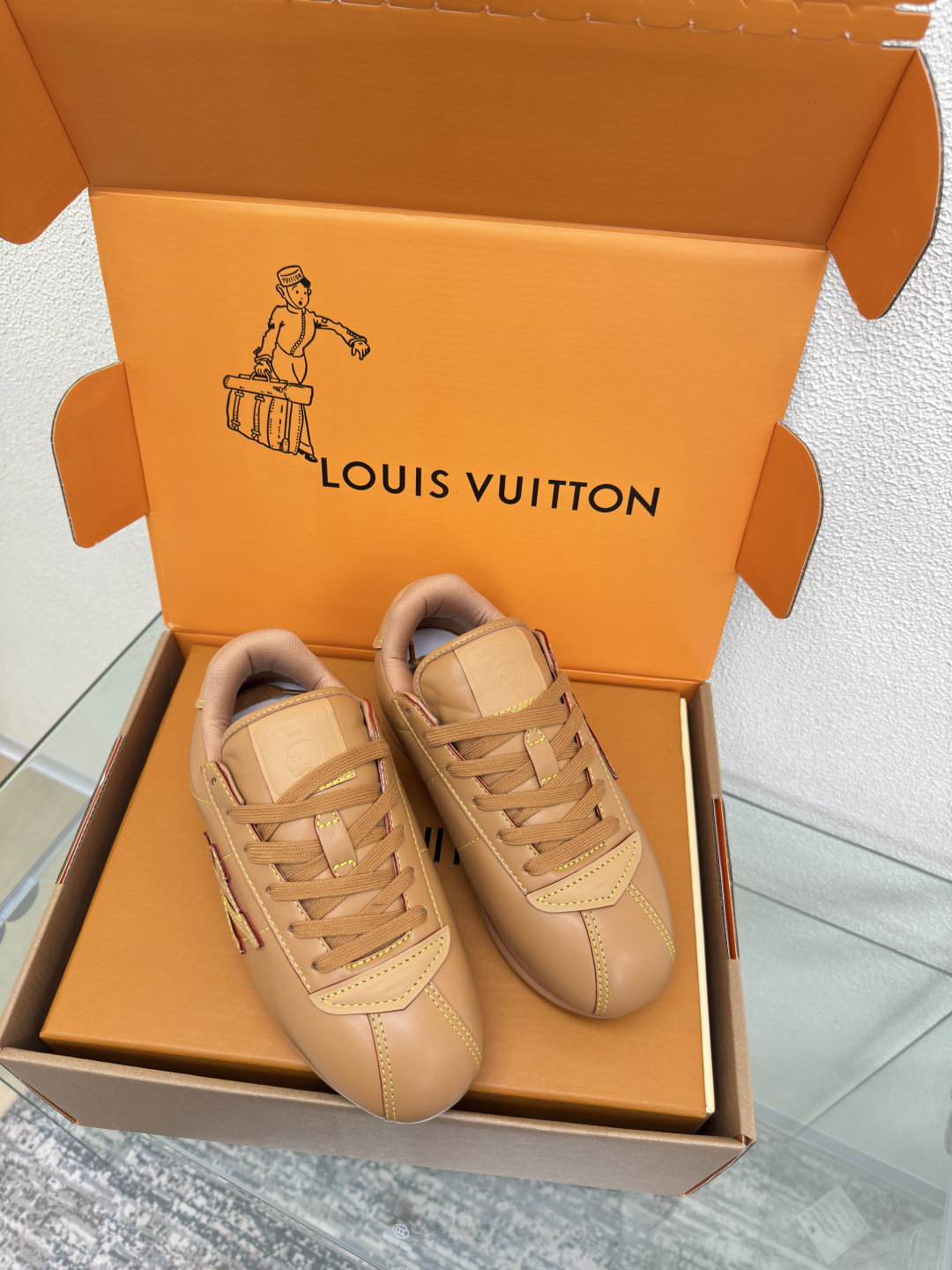 NO:459684,Xiaopang Louis Vuitton FW25 ButterSoft trend series Men's 10 high-version aircraft box paired version brown lambskin calfskin logo LV|Louis Vuitton L family donkey brand Xiaopang sports shoes running shoes This LV sneakers reinterpret the classic running shoes design with a neat and simple design. Light EVA outsole makes for a comfortable and flexible wearing experience. Monogram embossed and LV letters and other rich details establish recognition ■ Shoe face version lambskin Matched with logo injection inner paired web material Outsole TPU combination sole Sole thickness: 3.5CM Women 35 36 37 38 39 40 41 Men 39 40 41 42 43 44 45 Configure gift box packaging, casual shoes/sports shoes, louis  vuitton,louis vuitton,louis vuitton,louis vuitton,louis vuitton,sneakers,cowhide,sheepskin19860909小胖丁 Louis Vuitton FW25 ButterSoft潮流系列 男款10 高版本飞机盒 对版 棕色小羊皮 小牛皮logo LV|路易威登L家驴牌 小胖丁 运动鞋 跑鞋 本款 LV 运动鞋以利落简约设计重绎经典跑鞋设计.轻盈 EVA 外底成就舒弹穿着体验. Monogram 压纹与 LV字母等丰富细节树立辨识度■ 鞋面对版小羊皮 搭配logo注入 内里对版网料 大底TPU组合大底 底厚:3.5CM 女 35 36 37 38 39 40 41 男39 40 41 42 43 44 45 配置礼盒包装,休闲鞋/运动鞋,louis vuitton,louis vuitton,louis vuitton,louis vuitton,louis vuitton,sneakers,cowhide,sheepskin,Women's Shoes