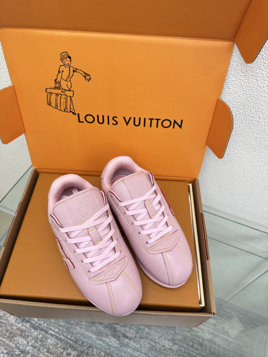 NO:459691,Xiaopang Louis Vuitton FW25 ButterSoft trend series Men's 10 high-version aircraft box Pair version Pink lambskin Calfskin logo LV|Louis Vuitton L family donkey brand Xiaopang sneakers running shoes This LV sneakers reinterpret the classic running shoes design with a neat and simple design. Light EVA outsole makes for a comfortable and flexible wearing experience. Monogram embossed and LV letters and other rich details establish recognition ■ Shoe face version lambskin Matched with logo injection Inner paired mesh material Outsole TPU combination sole Sole thickness: 3.5CM Women 35 36 37 38 39 40 41 Men 39 40 41 42 43 44 45 Configure gift box packaging, casual shoes/sports shoes, louis  vuitton,louis vuitton,louis vuitton,louis vuitton,louis vuitton,sneakers,cowhide,sheepskin19860909小胖丁 Louis Vuitton FW25 ButterSoft潮流系列 男款10 高版本飞机盒 对版 粉色 小羊皮 小牛皮logo LV|路易威登L家驴牌 小胖丁 运动鞋 跑鞋 本款 LV 运动鞋以利落简约设计重绎经典跑鞋设计.轻盈 EVA 外底成就舒弹穿着体验. Monogram 压纹与 LV字母等丰富细节树立辨识度■ 鞋面对版小羊皮 搭配logo注入 内里对版网料 大底TPU组合大底 底厚:3.5CM 女 35 36 37 38 39 40 41 男39 40 41 42 43 44 45 配置礼盒包装,休闲鞋/运动鞋,louis vuitton,louis vuitton,louis vuitton,louis vuitton,louis vuitton,sneakers,cowhide,sheepskin,Women's Shoes