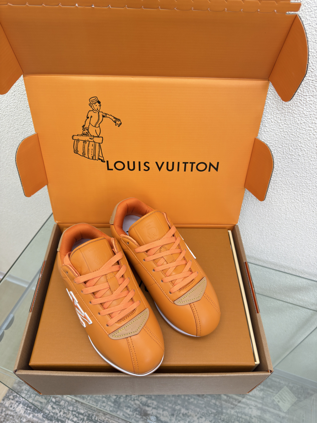 NO:459699,Xiaopang Louis Vuitton FW25 ButterSoft trend series Men's 10 high-version aircraft box paired version orange lambskin calfskin logo LV|Louis Vuitton L family donkey brand Xiaopang sports shoes running shoes This LV sneakers reinterpret the classic running shoes design with a neat and simple design. Light EVA outsole makes for a comfortable and flexible wearing experience. Monogram embossed and LV letters and other rich details establish recognition ■ Shoe face version lambskin Matched with logo injection inner paired web material Outsole TPU combination sole Sole thickness: 3.5CM Women 35 36 37 38 39 40 41 Men 39 40 41 42 43 44 45 Configure gift box packaging, casual shoes/sports shoes, louis  vuitton,louis vuitton,louis vuitton,louis vuitton,louis vuitton,sneakers,cowhide,sheepskin19860909小胖丁 Louis Vuitton FW25 ButterSoft潮流系列 男款10 高版本飞机盒 对版 橘色 小羊皮 小牛皮logo LV|路易威登L家驴牌 小胖丁 运动鞋 跑鞋 本款 LV 运动鞋以利落简约设计重绎经典跑鞋设计.轻盈 EVA 外底成就舒弹穿着体验. Monogram 压纹与 LV字母等丰富细节树立辨识度■ 鞋面对版小羊皮 搭配logo注入 内里对版网料 大底TPU组合大底 底厚:3.5CM 女 35 36 37 38 39 40 41 男39 40 41 42 43 44 45 配置礼盒包装,休闲鞋/运动鞋,louis vuitton,louis vuitton,louis vuitton,louis vuitton,louis vuitton,sneakers,cowhide,sheepskin,Women's Shoes