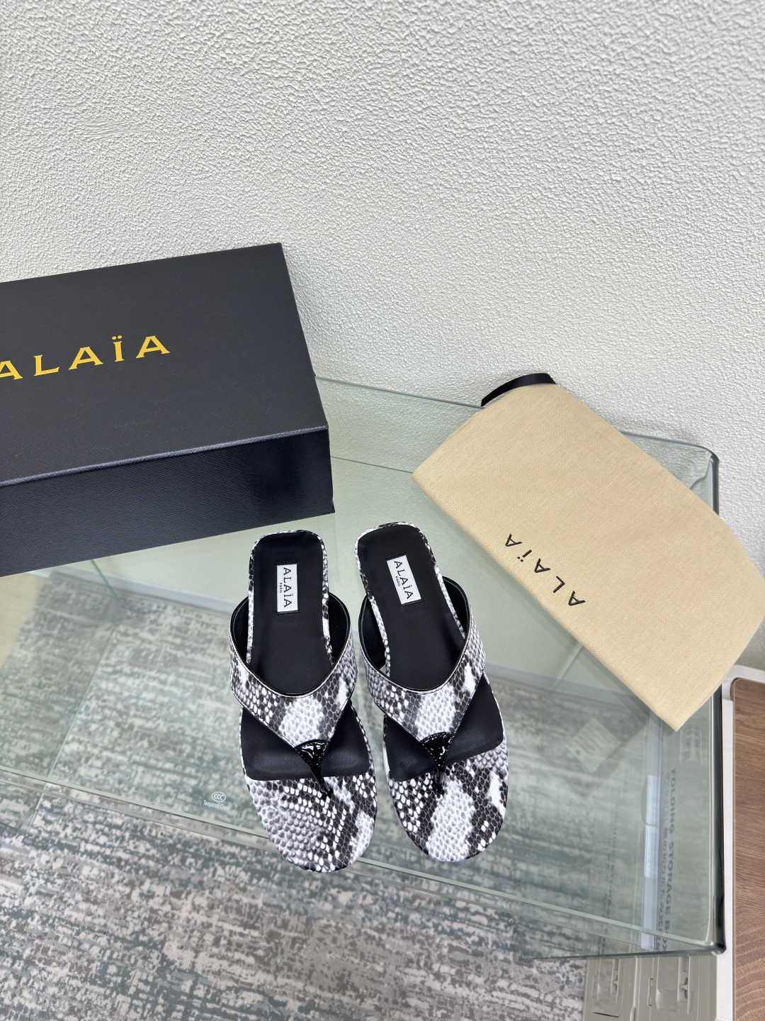 NO:459593,Flat flip flops Alaia slippers from Paris Cowhide snake pattern Fall in love at first sight Classic high-end Classic Alaia has another sexy side. It can be easily controlled with different styles. Whether it is jeans, suit pants, or pleated skirts, it can enhance your outfit to fashion, elegance and excellence. The fabric is made of original material. It is matched with extreme sexy inner footbed Sheepskin Outsole original uniform outsole 34 35 36 37 38 39 40 41 42 (34 40 41 42 Customized) Configure original packaging, split-toe shoes, high heels, slippers, skirts, jeans, business suit, cowhide, sheepskin19860909平底 人字拖 Alaia 拖鞋来自巴黎 牛皮蛇纹 一见倾心 经典 高级 经典 阿莱娅还有另外性感的一面  配上不同款式,不同风格都能轻松驾驭,无论牛仔裤,西装裤,还是百褶裙,都能将你的穿搭提升到时尚,优雅和卓越之中 面料选用原版材质 搭配性感极致 内里 垫脚 羊皮 大底原版一致大底 34 35 36 37 38 39 40 41 42 (34 40 41 42 定制) 配置原版包装,分趾鞋高跟鞋,alaia,high heels,slippers,skirts,jeans,business suit,cowhide,sheepskin,Women's Shoes