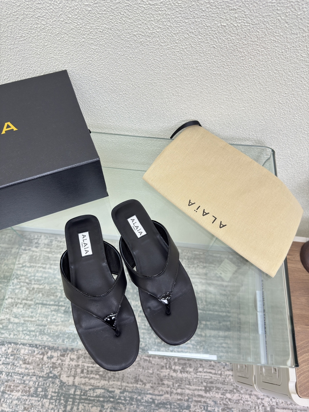 NO:459600,Flat flip flops Alaia slippers from Paris Black cowhide with cow patent leather embellishment Fall in love at first sight Classic High-end Classic Alaia has another sexy side. It can be easily controlled with different styles, whether it is jeans, suit pants, or pleated skirts, it can enhance your outfit to fashion, elegance and excellence. The fabric is made of original material. It is matched with extreme sexy inner foot pad sheepskin outsole Italian leather outsole 34 35 36 37 38 39 40 41 42 (34 40 41 42 Customized) Configure original packaging, split-toe shoes, high heels, slippers, skirts, jeans, business  suit, cowhide, sheepskin, Leather soles19860909平底 人字拖 Alaia 拖鞋来自巴黎 黑色牛皮 搭配牛漆皮点缀 一见倾心 经典 高级 经典 阿莱娅还有另外性感的一面  配上不同款式,不同风格都能轻松驾驭,无论牛仔裤,西装裤,还是百褶裙,都能将你的穿搭提升到时尚,优雅和卓越之中 面料选用原版材质 搭配性感极致 内里 垫脚 羊皮 大底 意大利真皮大底 34 35 36 37 38 39 40 41 42 (34 40 41 42 定制) 配置原版包装,分趾鞋高跟鞋,alaia,high heels,slippers,skirts,jeans,business suit,cowhide,sheepskin,Leather soles,Women's Shoes