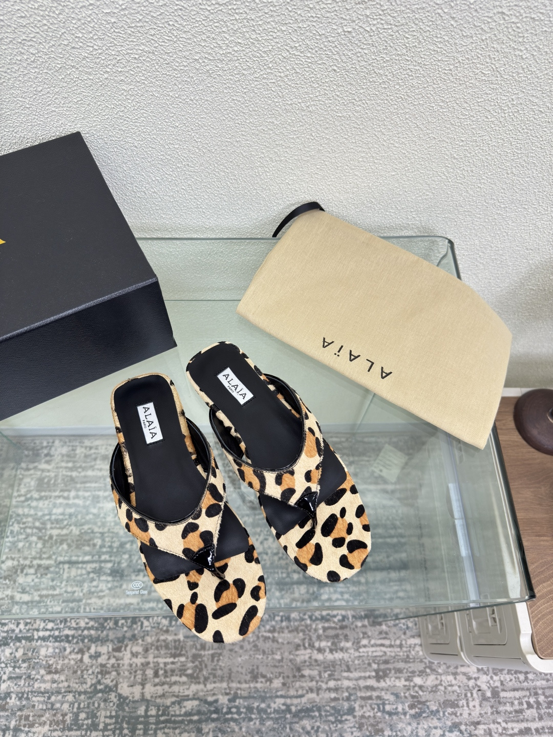 NO:459606,Flat flip flops Alaia slippers from Paris Leopard print horse fur with cow patent leather embellishment Fall in love at first sight Classic High-end Classic Alaia has another sexy side. It can be easily controlled with different styles, whether it is jeans, suit pants, or pleated skirts, it can enhance your outfit to fashion, elegance and excellence The fabric is made of original material and matched with extreme sexy Inner footbed Sheepskin Outsole Italian leather outsole 34 35 36 37 38 39 40 41 42 (34 40 41 42 Customized) Configure original packaging, split-toe shoes, high heels, slippers, skirts, jeans, business suit, sheepskin, Leather  soles19860909平底 人字拖 Alaia 拖鞋来自巴黎 豹纹马毛皮 搭配牛漆皮点缀 一见倾心 经典 高级 经典 阿莱娅还有另外性感的一面  配上不同款式,不同风格都能轻松驾驭,无论牛仔裤,西装裤,还是百褶裙,都能将你的穿搭提升到时尚,优雅和卓越之中 面料选用原版材质 搭配性感极致 内里 垫脚 羊皮 大底 意大利真皮大底 34 35 36 37 38 39 40 41 42 (34 40 41 42 定制) 配置原版包装,分趾鞋高跟鞋,alaia,high heels,slippers,skirts,jeans,business suit,sheepskin,Leather soles,Women's Shoes