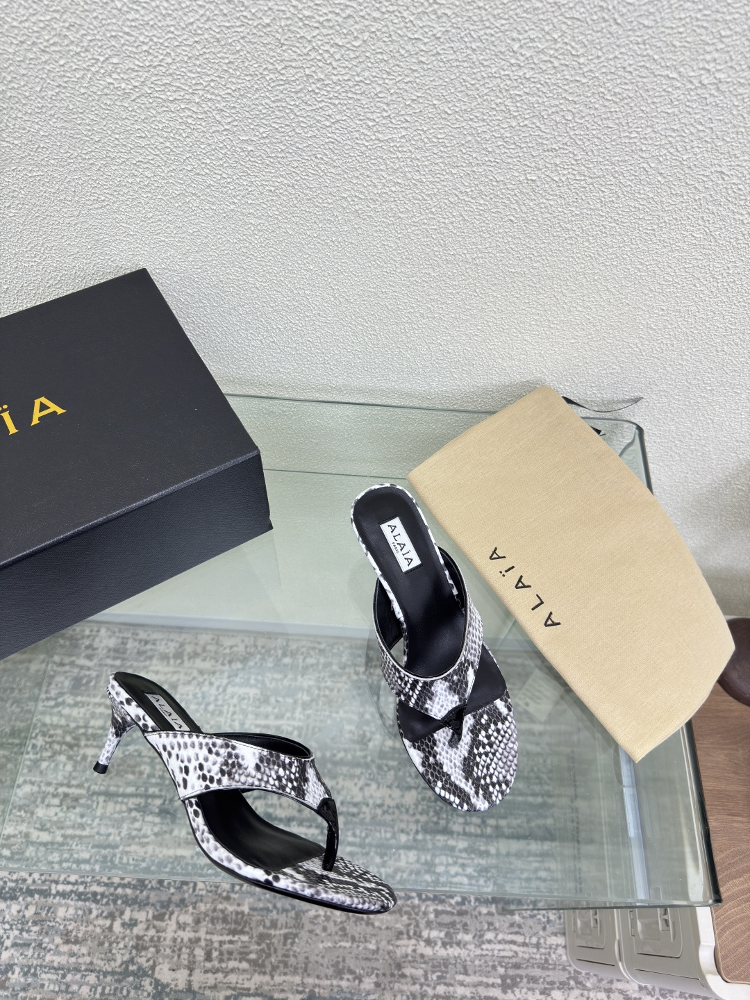 NO:459612,Medium heel flip flops Alaia slippers from Paris Snake pattern cowhide with cow patent leather embellishment Fall in love at first sight Classic High-end Classic Alaia has another sexy side. It can be easily controlled with different styles, whether it is jeans, suit pants, or pleated skirts, it can enhance your outfit to fashion, elegance and excellence The fabric is made of original material and matched with extreme sexy Inner footbed Sheepskin Outsole Italian leather outsole 34 35 36 37 38 39 40 41 42 (34 40 41 42 Customized) Configure original packaging, split-toe shoes, high heels, slippers, skirts, jeans, business  suit, cowhide, sheepskin, Leather soles19860909中跟 人字拖 Alaia 拖鞋来自巴黎 蛇纹牛皮 搭配牛漆皮点缀 一见倾心 经典 高级 经典 阿莱娅还有另外性感的一面  配上不同款式,不同风格都能轻松驾驭,无论牛仔裤,西装裤,还是百褶裙,都能将你的穿搭提升到时尚,优雅和卓越之中 面料选用原版材质 搭配性感极致 内里 垫脚 羊皮 大底 意大利真皮大底 34 35 36 37 38 39 40 41 42 (34 40 41 42 定制) 配置原版包装,分趾鞋高跟鞋,alaia,high heels,slippers,skirts,jeans,business suit,cowhide,sheepskin,Leather soles,Women's Shoes