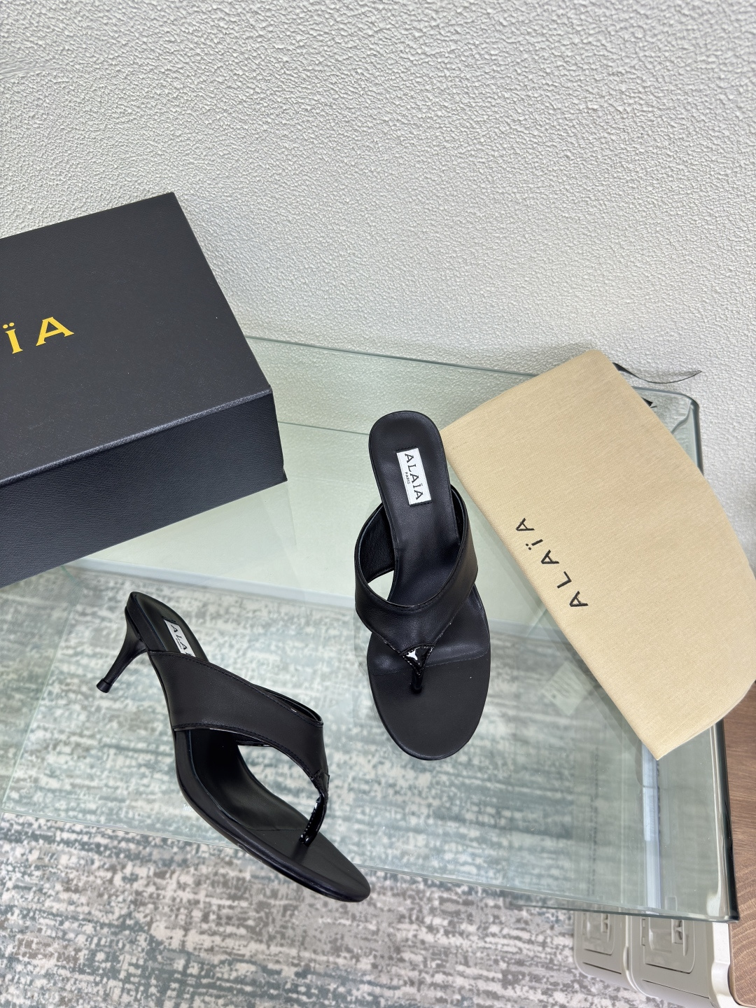 NO:459618,Medium heel flip flops Alaia slippers from Paris Black cowhide with cow patent leather embellishment Fall in love at first sight Classic High-end Classic Alaia has another sexy side. It can be easily controlled with different styles, whether it is jeans, suit pants, or pleated skirts, it can enhance your outfit to fashion, elegance and excellence The fabric is made of original material and matched with extreme sexy inner footbed Sheepskin outsole Italian leather outsole 34 35 36 37 38 39 40 41 42 (34 40 41 42 Customized) Configure original packaging, split-toe shoes, high heels, slippers, skirts, jeans, business  suit, cowhide, sheepskin, Leather soles19860909中跟 人字拖 Alaia 拖鞋来自巴黎 黑色牛皮 搭配牛漆皮点缀 一见倾心 经典 高级 经典 阿莱娅还有另外性感的一面  配上不同款式,不同风格都能轻松驾驭,无论牛仔裤,西装裤,还是百褶裙,都能将你的穿搭提升到时尚,优雅和卓越之中 面料选用原版材质 搭配性感极致 内里 垫脚 羊皮 大底 意大利真皮大底 34 35 36 37 38 39 40 41 42 (34 40 41 42 定制) 配置原版包装,分趾鞋高跟鞋,alaia,high heels,slippers,skirts,jeans,business suit,cowhide,sheepskin,Leather soles,Women's Shoes