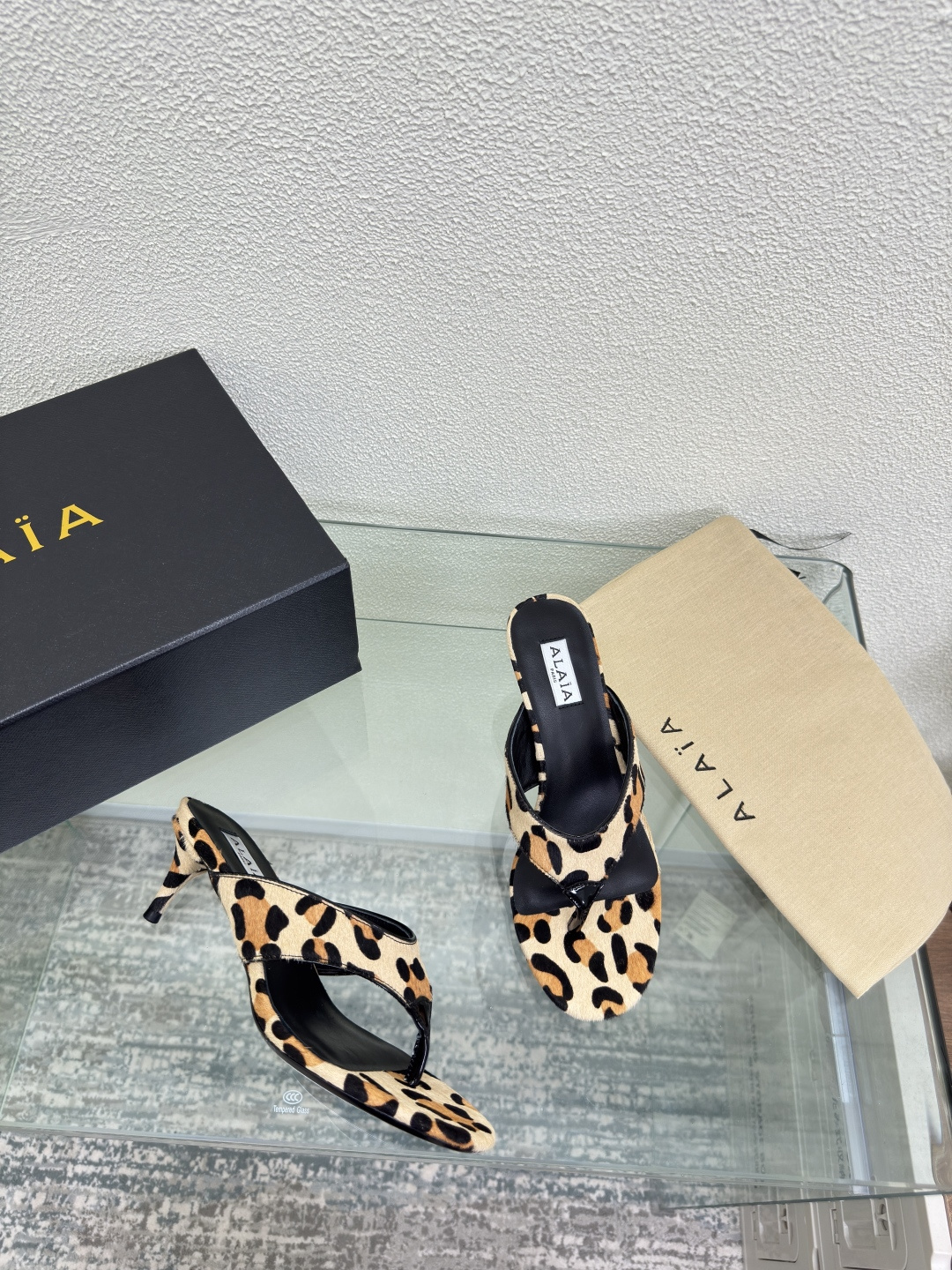 NO:459624,Medium heel flip flops Alaia slippers from Paris Leopard print horse fur Paired with cow patent leather Embellished at first sight Classic High-end Classic Alaia has another sexy side. It can be easily controlled with different styles, whether it is jeans, suit pants, or pleated skirts, it can enhance your outfit to fashion, elegance and excellence The fabric is made of original material and matched with extreme sexy inner foot pad sheepskin outsole Italian leather outsole 34 35 36 37 38 39 40 41 42 (34 40 41 42 Customized) Configure original packaging, split-toed shoes, high heels, slippers, skirts, jeans, business suit, sheepskin, Leather  soles19860909中跟 人字拖 Alaia 拖鞋来自巴黎 豹纹马毛皮 搭配牛漆皮点缀 一见倾心 经典 高级 经典 阿莱娅还有另外性感的一面  配上不同款式,不同风格都能轻松驾驭,无论牛仔裤,西装裤,还是百褶裙,都能将你的穿搭提升到时尚,优雅和卓越之中 面料选用原版材质 搭配性感极致 内里 垫脚 羊皮 大底 意大利真皮大底 34 35 36 37 38 39 40 41 42 (34 40 41 42 定制) 配置原版包装,分趾鞋高跟鞋,alaia,high heels,slippers,skirts,jeans,business suit,sheepskin,Leather soles,Women's Shoes