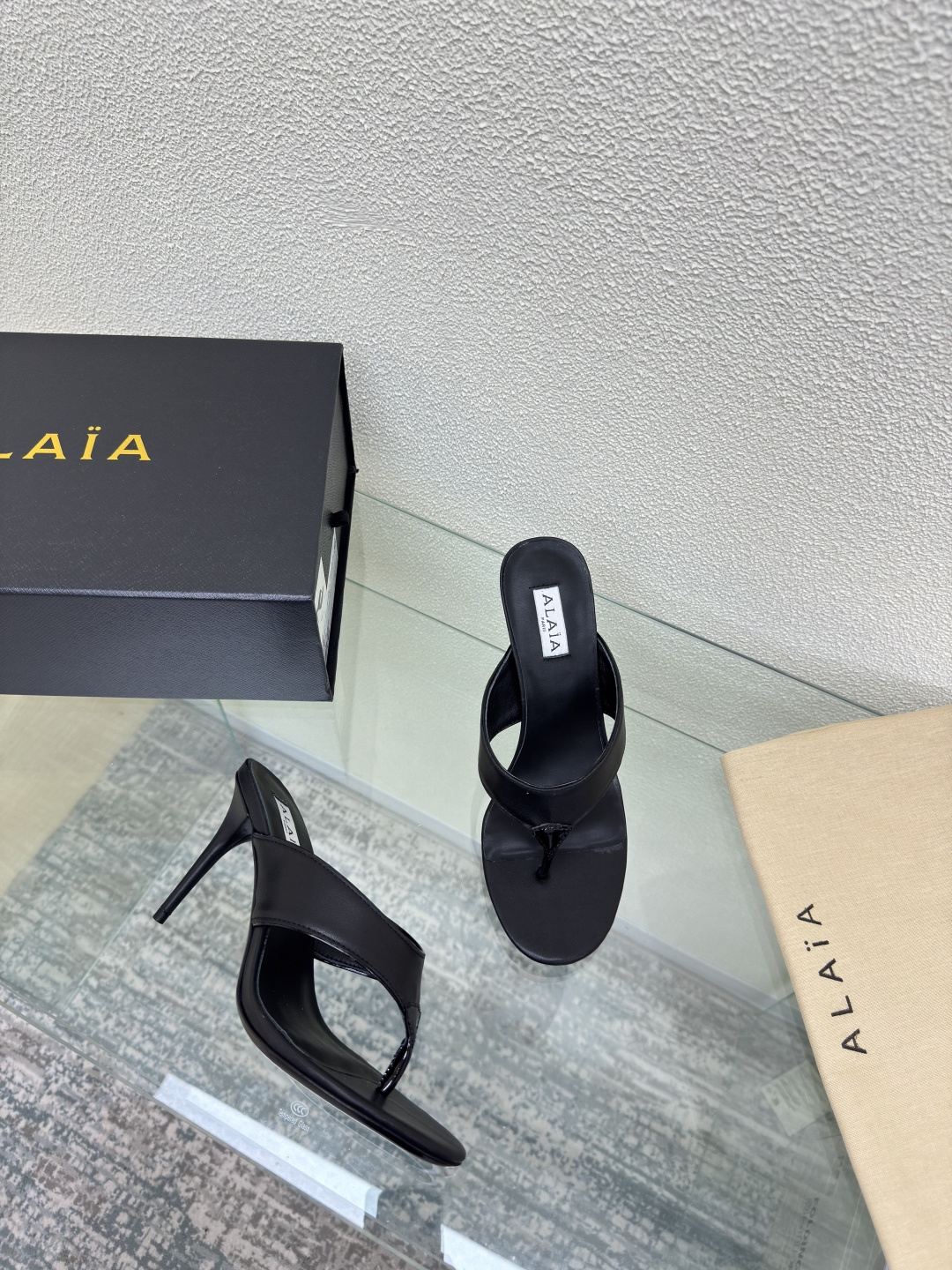 NO:459630,High heels Flip flops Alaia slippers from Paris Black cowhide with cow patent leather embellishment Fall in love at first sight Classic High-end Classic Alaia has another sexy side. It can be easily controlled with different styles, whether it is jeans, suit pants, or pleated skirts, it can enhance your outfit to fashion, elegance and excellence The fabric is made of original material and matched with extreme sexy inner footbed Sheepskin Outsole Italian leather outsole 34 35 36 37 38 39 40 41 42 (34 40 41 42 Customized) Configure original packaging, split-toe shoes, high heels, slippers, skirts, jeans, business  suit, cowhide, sheepskin, Leather soles19860909高跟 人字拖 Alaia 拖鞋来自巴黎 黑色牛皮 搭配牛漆皮点缀 一见倾心 经典 高级 经典 阿莱娅还有另外性感的一面  配上不同款式,不同风格都能轻松驾驭,无论牛仔裤,西装裤,还是百褶裙,都能将你的穿搭提升到时尚,优雅和卓越之中 面料选用原版材质 搭配性感极致 内里 垫脚 羊皮 大底 意大利真皮大底 34 35 36 37 38 39 40 41 42 (34 40 41 42 定制) 配置原版包装,分趾鞋高跟鞋,alaia,high heels,slippers,skirts,jeans,business suit,cowhide,sheepskin,Leather soles,Women's Shoes