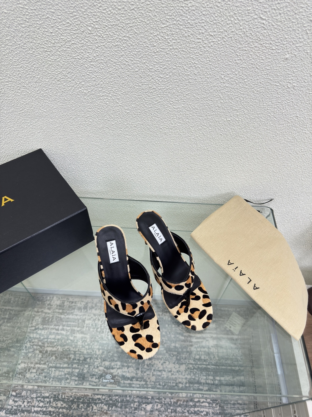 NO:459642,High heels Flip flops Alaia slippers from Paris Leopard print horse fur Paired with cow patent leather Embellished at first sight Classic High-end Classic Alaia has another sexy side. It can be easily controlled with different styles, whether it is jeans, suit pants, or pleated skirts, it can enhance your outfit to fashion, elegance and excellence The fabric is made of original material and matched with extreme sexy Inner footbed Sheepskin Outsole Italian leather outsole 34 35 36 37 38 39 40 41 42 (34 40 41 42 Customized) Configure original packaging, split-toed shoes, high heels, slippers, skirts, jeans, business suit, sheepskin, Leather  soles19860909高跟 人字拖 Alaia 拖鞋来自巴黎 豹纹马毛皮 搭配牛漆皮点缀 一见倾心 经典 高级 经典 阿莱娅还有另外性感的一面  配上不同款式,不同风格都能轻松驾驭,无论牛仔裤,西装裤,还是百褶裙,都能将你的穿搭提升到时尚,优雅和卓越之中 面料选用原版材质 搭配性感极致 内里 垫脚 羊皮 大底 意大利真皮大底 34 35 36 37 38 39 40 41 42 (34 40 41 42 定制) 配置原版包装,分趾鞋高跟鞋,alaia,high heels,slippers,skirts,jeans,business suit,sheepskin,Leather soles,Women's Shoes