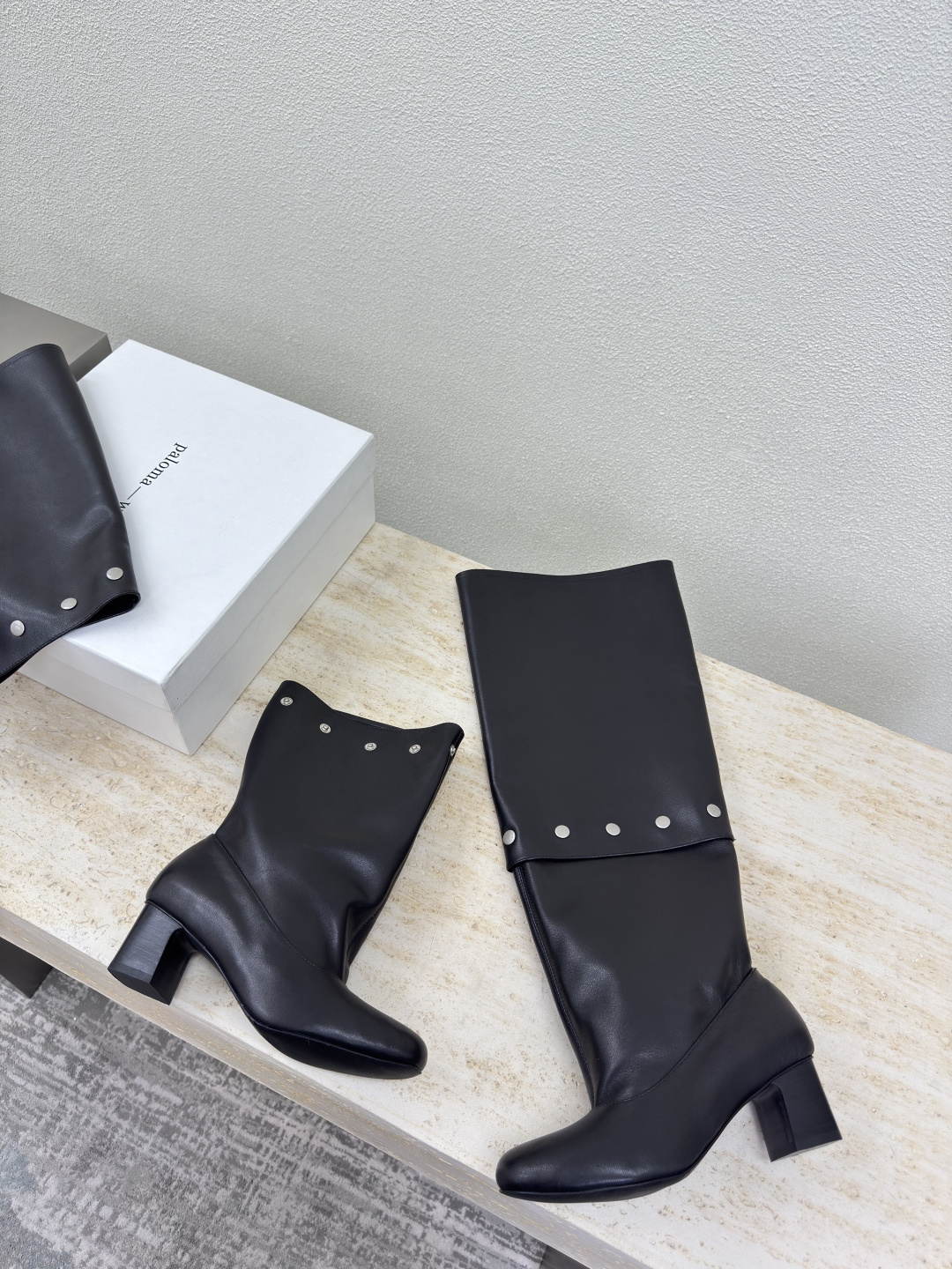 NO:459570,Paloma wool pile boots look so beautiful. Paloma wool 2025 new out-of-print retro pile boots are so beautiful. It is simply an artistic way to unlock it. Black pile boots. A pair of piles that can be found in fashion essence. Boots, collision tension between toughness and smoothness, a variety of shapes that can be straight and pleated, comes with a fashionable gene that breaks the conventional style, and comes with a cool aura. Calfskin material. Heels are real. Inner footbed sheepskin. The original version is consistent with the non-slip rubber sole. Number of 35 36 37 38 39 40 41 (40 41 customized) Configure original packaging, boots, boots, cowhide, sheepskin19860909Paloma wool堆堆靴好好看喔  Paloma wool 2025新款绝版复古堆堆靴太美了,简直就 是艺术多种穿法可解锁 黑色 堆堆靴 时髦精不能缺少的一双堆堆 靴,在硬朗与柔滑间碰撞张力,可直筒可褶皱的百变形态,自带打破常规的时髦基因,自带飒爽气场 小牛皮材质 跟显真材实料 内里垫脚羊皮 大底原版一致防滑橡胶大底 码数 35 36 37 38 39 40 41（40 41定制） 配置原版包装,靴子,boots,cowhide,sheepskin,Women's Shoes