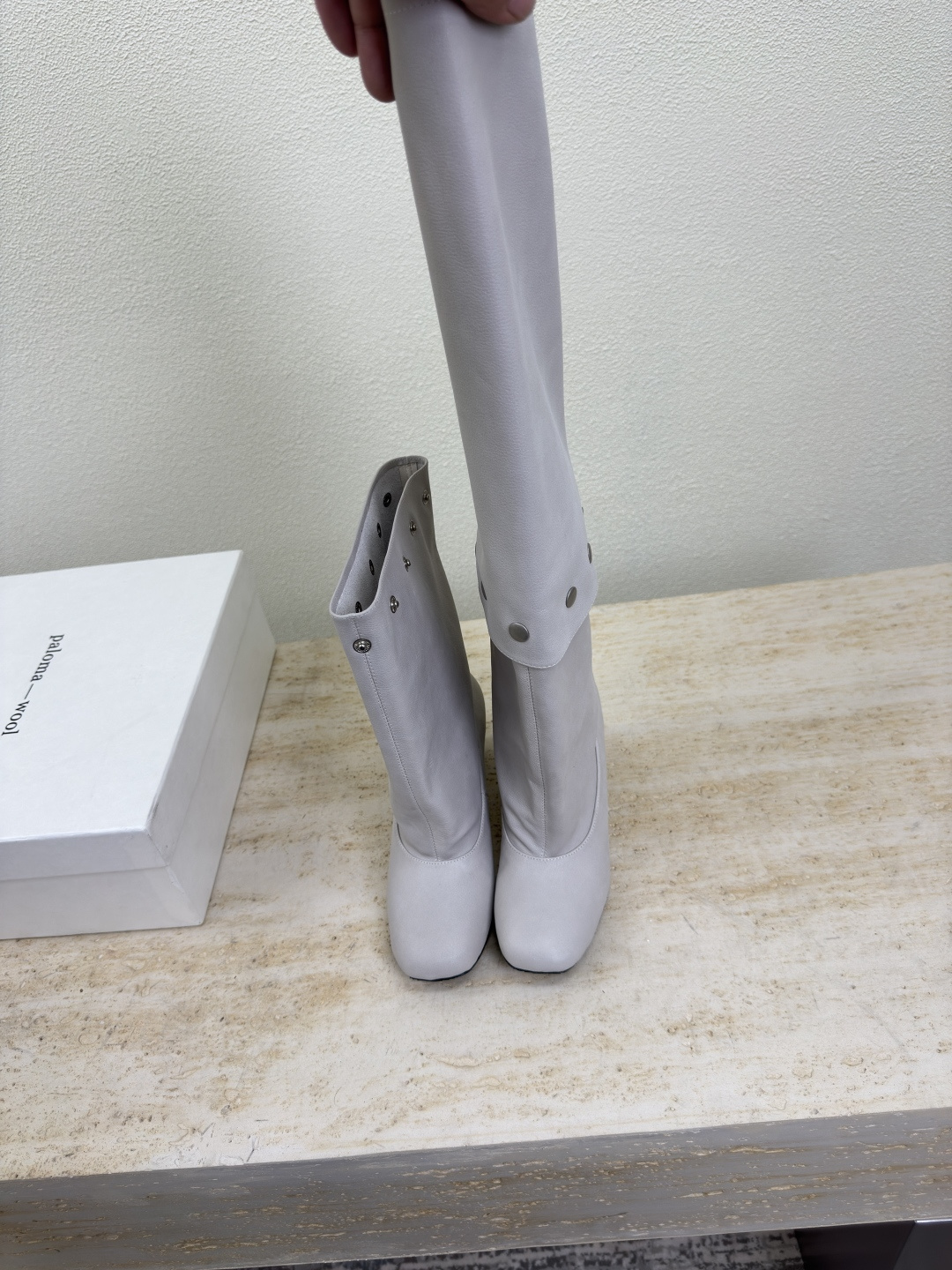 NO:459577,Paloma wool Spanish light luxury pile boots look good Paloma wool 2025 new out-of-print retro pile boots are so beautiful, it is simply an art and can be unlocked with multiple ways to wear gray pile boots. A pair of piles that can be indispensable for fashionable boots. Boots, collision tension between toughness and smoothness, a variety of shapes that can be straight and pleated, comes with a fashionable gene that breaks the conventional style, and comes with a cool aura. Calfskin material. Heel-looking real material. Inner footbed sheepskin. The original version of the original non-slip rubber sole. Number of 35 36 37 38 39 40 41 (40 41 customized) Configuration original packaging, boots, boots, cowhide, sheepskin19860909Paloma wool 西班牙轻奢 堆堆靴好好看喔  Paloma wool 2025新款绝版复古堆堆靴太美了,简直就 是艺术多种穿法可解锁 灰色 堆堆靴 时髦精不能缺少的一双堆堆 靴,在硬朗与柔滑间碰撞张力,可直筒可褶皱的百变形态,自带打破常规的时髦基因,自带飒爽气场 小牛皮材质 跟显真材实料 内里垫脚羊皮 大底原版一致防滑橡胶大底 码数 35 36 37 38 39 40 41（40 41定制） 配置原版包装,靴子,boots,cowhide,sheepskin,Women's Shoes