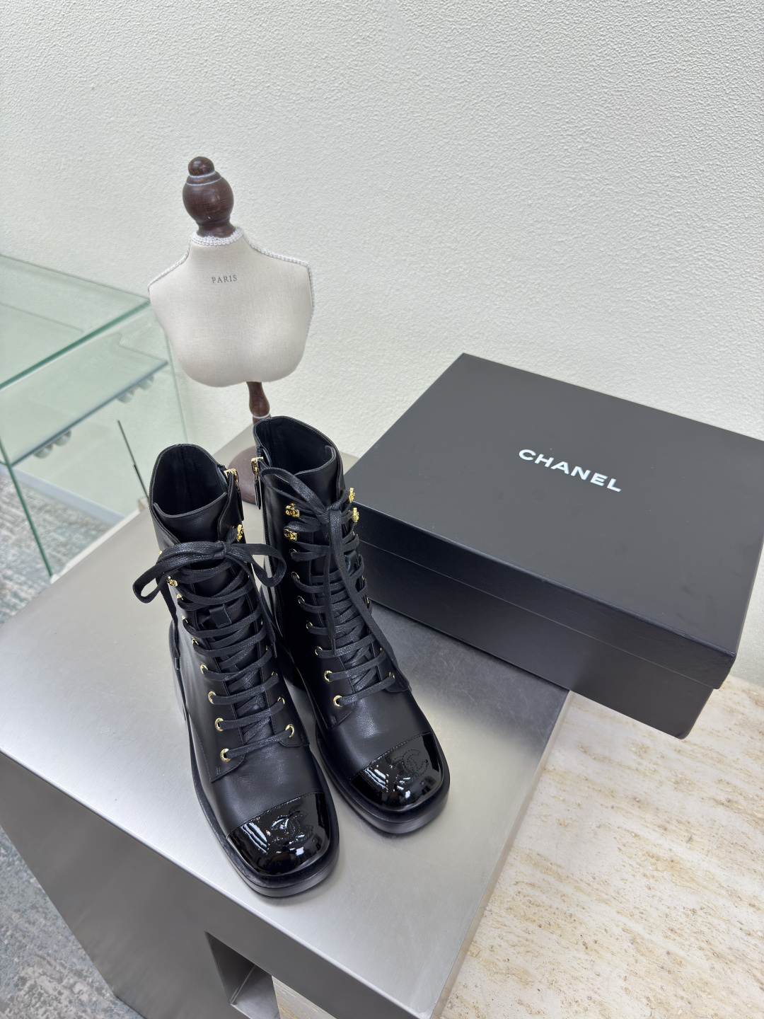 NO:459558,Classic shoe shape color-blocking material strapped boots leather outsole combination small fragrance high quality and price high quality hardware logo blessing comfortable and stylish black cowhide black patent leather metal logo full texture rear zipper design knight boots style classic round toe thick sole design super comfortable logo clearly visible elegance lambskin inner lining clear foot pad logo not tired foot seal brand logo benchmarking and matching version pursuit quality The outsole is selected with the original version Italian leather outsole thick sole full texture 35 36 37 38 39 40 (40 customized) Matched with original packaging Exquisite ribbon Camellia, boots, boots, cowhide, sheepskin, Leather soles19860909经典鞋型 拼色材质 绑带短靴 真皮大底组合 小香 质优价优  五金logo 加持 舒适有范 黑色牛皮拼 黑色漆皮 金属logo 质感满满 后拉链设计 骑士靴 风格 经典圆头厚底设计 超舒适   logo清晰可见  优雅 内里选用小羊皮内里 垫脚logo清晰  不累脚 钢印品牌logo 对标对版 追求品质 大底选用原版一致  意大利真皮大底 厚底 质感满满  35 36 37 38 39 40（40 定制） 搭配原版包装 精致丝带 山茶花,靴子,boots,cowhide,sheepskin,Leather soles,Women's Shoes