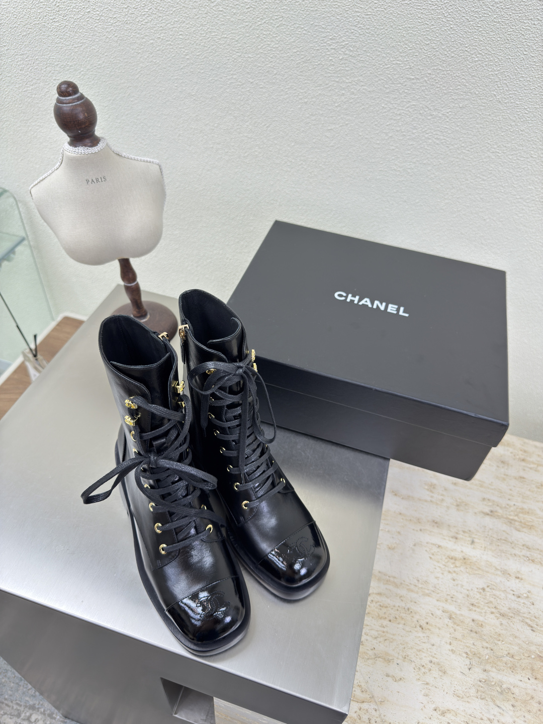 NO:459563,Classic shoe shape color-blocking material strapped boots leather outsole combination small fragrance high quality and price high quality hardware logo blessing comfortable and stylish black butter pairing black patent leather metal logo full texture rear zipper design knight boots style classic round toe thick sole design super comfortable logo clearly visible elegance lambskin inner lining clear foot pad logo not tired foot seal brand logo benchmarking and matching version pursuit quality The outsole is consistent with the original Italian leather outsole thick sole full texture 35 36 37 38 39 40 (40 customized) Matched with original packaging Exquisite ribbon Camellia, boots, boots, sheepskin, Leather soles19860909经典鞋型 拼色材质 绑带短靴 真皮大底组合 小香 质优价优  五金logo 加持 舒适有范 黑色牛油拼 黑色漆皮 金属logo 质感满满 后拉链设计 骑士靴 风格 经典圆头厚底设计 超舒适   logo清晰可见  优雅 内里选用小羊皮内里 垫脚logo清晰  不累脚 钢印品牌logo 对标对版 追求品质 大底选用原版一致  意大利真皮大底 厚底 质感满满  35 36 37 38 39 40（40 定制） 搭配原版包装 精致丝带 山茶花,靴子,boots,sheepskin,Leather soles,Women's Shoes