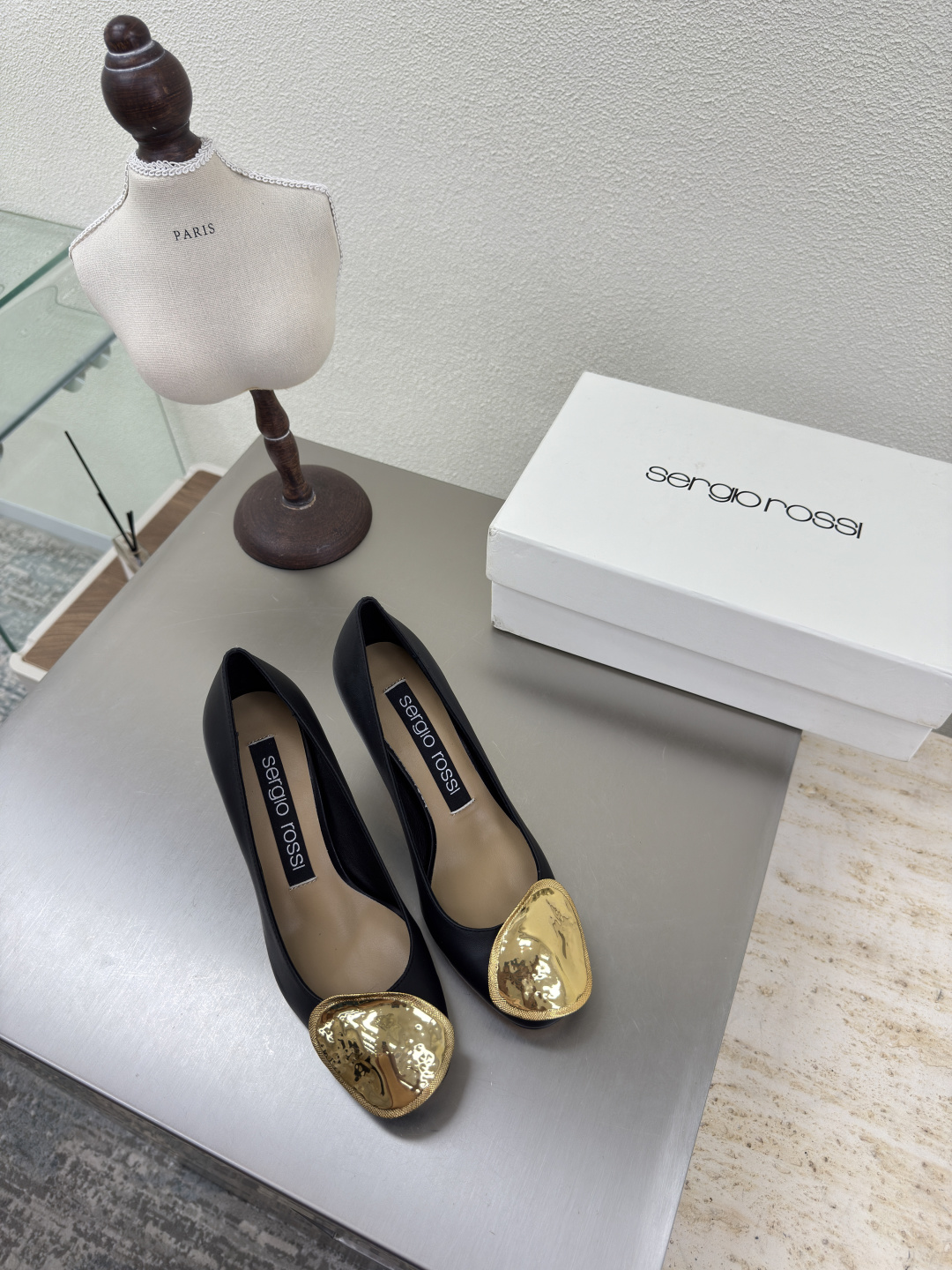 NO:459569,Sergio Rossi 'Sr Diani' latest series purely handmade metal decoration, unique style makes the brand more attractive. Small round toe and sheepskin material wrap the feet to improve comfort. Black Extremely brand recognition exquisite black. Beautiful shoes that understand women's hearts best. Protect the aura. Comfortable lambskin Material noble temperament. Gold hardware accessories. Special beauty. High sense of high-end Italian leather sole. Imported sheepskin inner foot. Comfortable Italian leather soles. Size 35 36 37 38 39 40 41 (40 41 orders) with counter packaging, high heels, sheepskin, Leather soles19860909Sergio Rossi 塞乔罗西 「Sr Diani」最新系列 純手工製作的金屬裝飾 獨特風格更顯品牌魅力 小圓頭和羊皮材質包裹腳部提升舒適度 黑色 极具品牌辨识度 精致  黑色 最懂女人心无死角的美鞋 撑起气场 舒适小羊皮 材质 气质高贵 金色五金配饰 特别美 高级感 意大利真皮大底   进口羊皮内里 贴脚 舒适 意大利进口真皮大底  码数35 36 37 38 39 40 41（40 41 订） 配专柜包装,高跟鞋单鞋,high heels,sheepskin,Leather soles,Women's Shoes